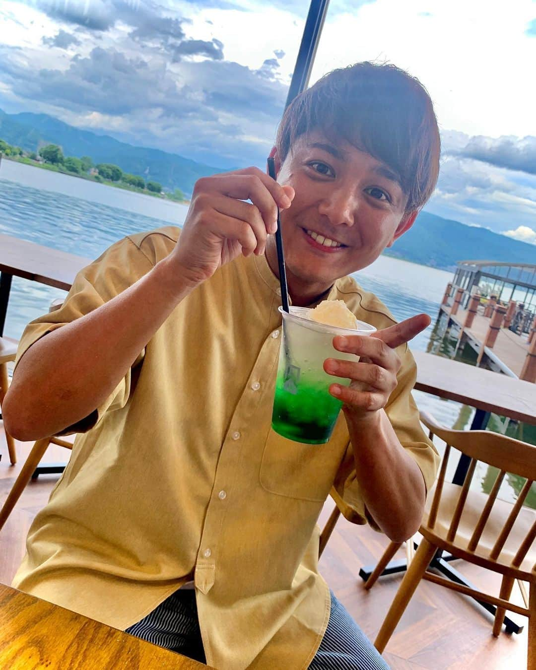 松山航大さんのインスタグラム写真 - (松山航大Instagram)「★ 12日(水)こまち特集は、諏訪湖畔の「LAKEHOOD OKAYA」 . 湖畔というか、もはや湖上からの景色を楽しみながらオシャレグルメを堪能できます🍳 . あす、ごご3時20分〜放送！ ぜひご覧ください！ . #諏訪湖 #岡谷市 #諏訪市  #lakehood #インスタ #インスタ映え  #グルメ #レジャー #湖  #長野放送 #アナウンサー #松山航大」7月11日 19時16分 - kodai_matsuyama