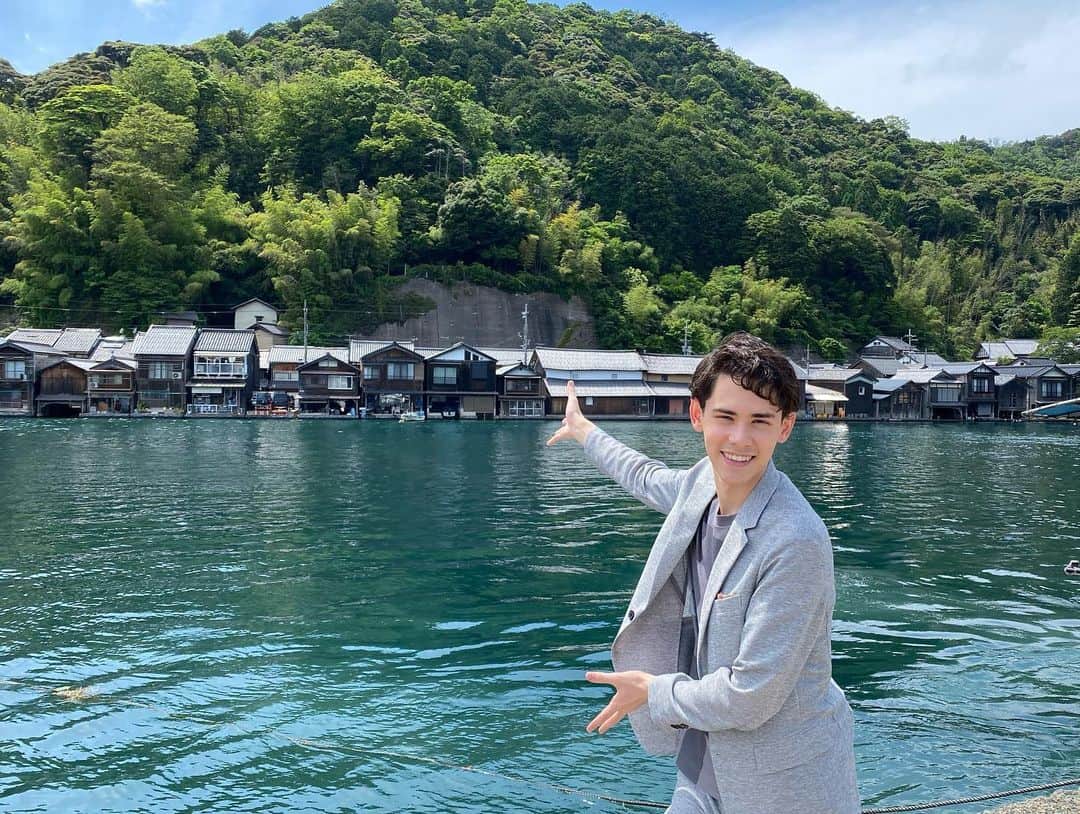 トラウデン都仁のインスタグラム：「今回の「ミライの歩き方」では、京都府の伊根町に行ってきました！舟屋が並ぶ美しい街並みの中でのロケとなって非常に幸せな気分になりました✨  漁村ならではの村の活性化の方法について村の皆さんに伺ってきましたので、是非ご覧になってください！  TX「ミライの歩き方」 （7/12 水 21:54〜22:00 OA）」