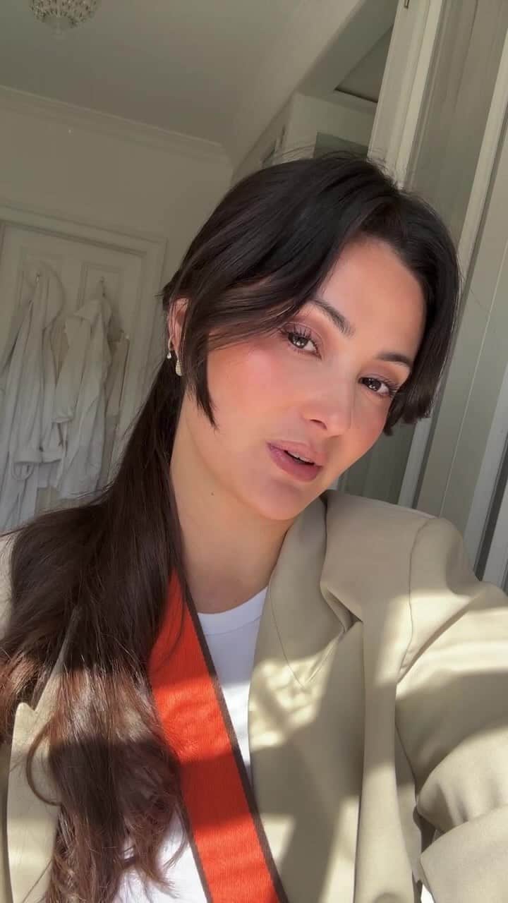 ペオニー・リムのインスタグラム：「LIVE • grwm • Liquid concealer blush technique. Skincare, makeup and outfit. Getting ready for a Press Trip to France with Hermes.  Products… @sensaibeauty micro mousse wash  @skinceuticals serum 10 @elemis_uki pro-collagen rose micro serum  @augustinusbader the light cream  @meccacosmetica to save face spf 50, Lip de-Licious  @guerlain Foundation terracotta la teint, Bronzer terracotta flower blossom sunkissed healthy glow powder, Highlighter terracotta lumenlizer the shimmering powder 01, Fragrance Aqua Allegra harvest nerolia vetiver @lancomeofficial all over concealer 02 @iliabeauty Blush colour haze multi use pigment – waking up, Eyeshadow Cool Nude @sculptedbyaimee velvet Vale, invisible press setting powder @cledepeaubeaute perfect lash mascara  @chanel.beauty Rouge Coco Flash 174 destination @mzskinofficial antipollution hydrating mist  Outfit… Short @peonyswimwear  Tank @arketofficial  Blazer @theoutnet @envelope1976  Trainers @supergauk  Bag, clip and cuff @hermes   Includes samples and press gifts」