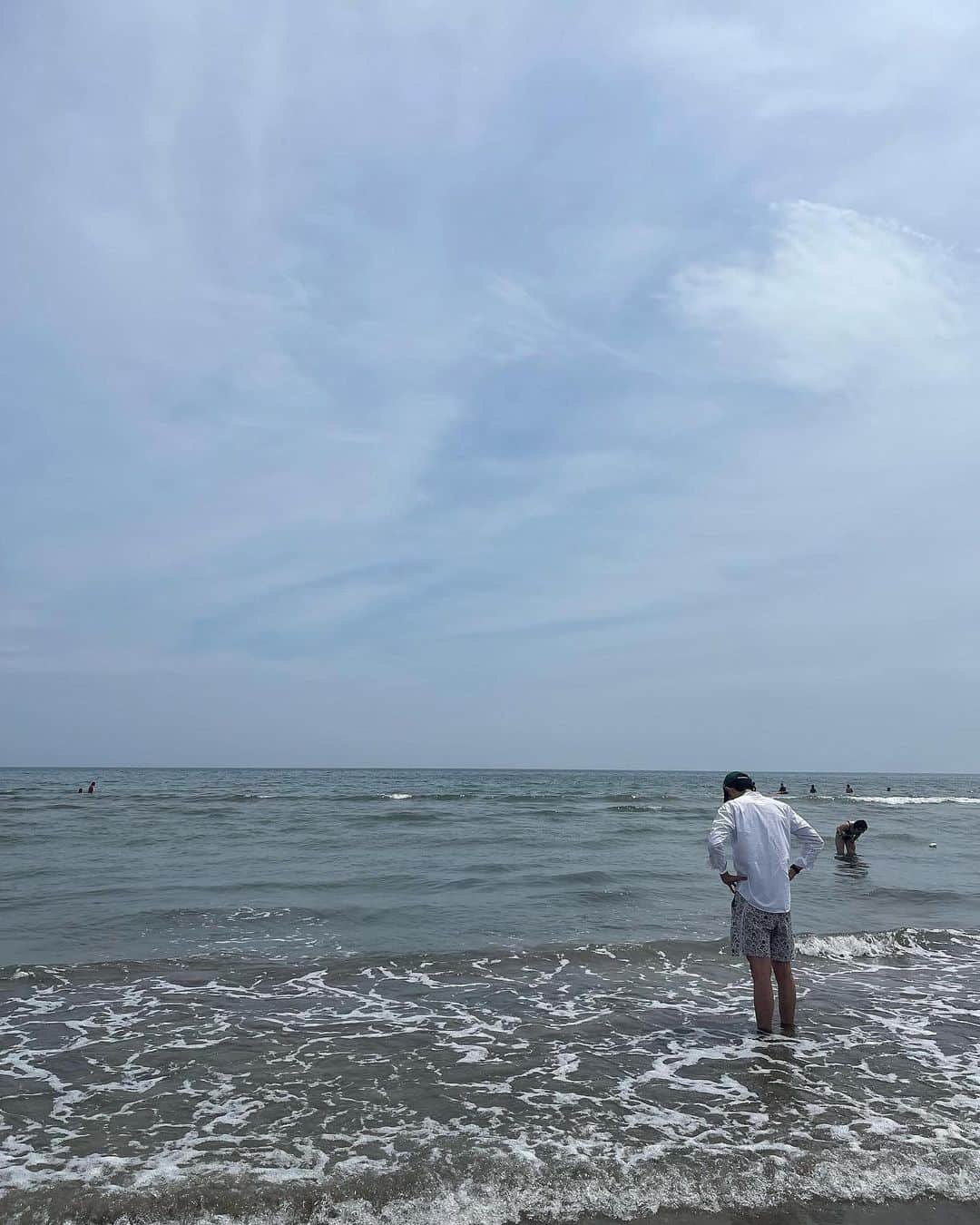 渡部純平さんのインスタグラム写真 - (渡部純平Instagram)「Big Nature🍀  自然にありのままに。  2枚目のハスの花🪷は泥の中からしか咲かない花。 そして泥の中から成長して咲いたその姿に一滴の泥もついてない。 自分たちの感情にもそんな泥の中のような黒感情がある時もある。でもその中で成長して乗り越えた時には泥が一つもついてないキレイな花が咲く🌸  夏☀️暑い日も負けずに楽しんでいきましょう✌️  #nature#自然#ありのまま#自分軸#actor#model#lifestyle#yoga#meditation#ocean#summer#photoftheday#photography#海#夏#蓮の花#ロータス」7月11日 19時21分 - junpei_wt7b