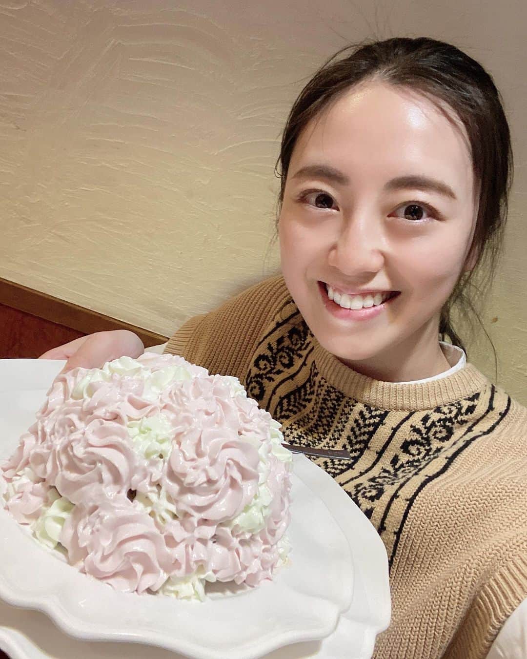沢井美優のインスタグラム：「紫陽花の季節もあっという間でしたね🥹✨  #沢井はかき氷です #🍧  #かき氷 #かき氷大好き  #かき氷は人を幸せにする #🧡　 　 #笑顔溢れる毎日を  #明日もきっと素敵な一日 #🍀」