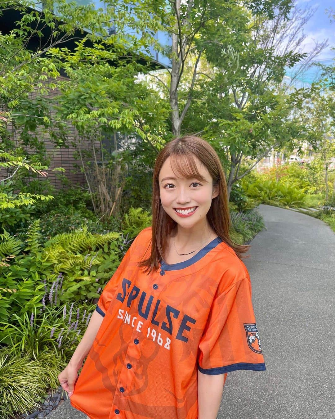 澤井志帆のインスタグラム：「.2023.7.11 ⁡ エスパルスのユニシャツ着てみました✌🏻🧡 バックデザインも可愛い🙃 ⁡ 7月16日(日) 18:00キックオフ ジェフユナイテッド千葉戦では、来場先着30,000人の方に、国立マッチ2023限定 オレンジユニシャツ をプレゼント！ ⁡ キックオフセレモニーでは清水翔太さんの国家独唱もあり、盛り上がること間違いなしです🤭 ⁡ 3連勝中のエスパルス！ 国立マッチではどんなプレーを見せてくれるのでしょうか✨ まるごとファミリー権田さんの活躍も楽しみです🫣 ⁡ J1昇格に向けて応援しましょう📣🧡 ⁡ ⁡ #静岡#清水エスパルス#エスパルス#spulse#サッカー#soccer#⚽️ #DaiichiTV#アナウンサー#中庭#オレンジ#映えます」