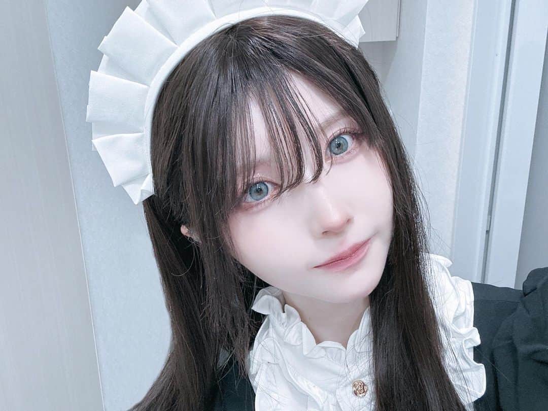 仲川琉菜のインスタグラム：「ウィッグです  このアカウントでウィッグの写真載せるの初めて…? 定期的に髪暗い自分見て満足感を得ないとハイトーン続けられない病…… 暗髪に戻した時は前髪伸ばしたいなあ」
