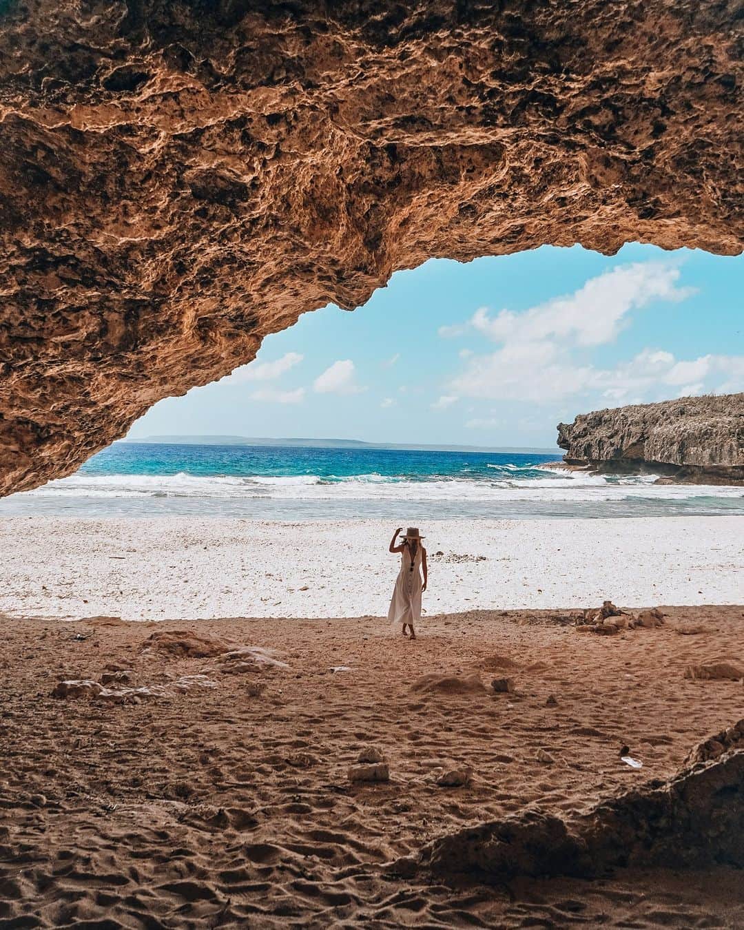 マリアナ政府観光局さんのインスタグラム写真 - (マリアナ政府観光局Instagram)「#ラッダービーチ / #ladderbeach  　　　 小さな崖に囲まれたラッダービーチはプライベートビーチのような雰囲気が楽しめる、”穴場”のビーチ。 　　　 ここは大きな岩や波に削られてできた洞窟など冒険心をくすぐるポイントや、視界いっぱいに広がる美しい海。遠くにはお隣のテニアン島が見える、なんとも贅沢な空間です。 　　　 広い砂浜を貸し切り気分で楽しめるビーチあって、アーティストのロケ地になったりアニバーサリーフォトの撮影スポットになったり、知る人ぞ知るサイパンのフォトジェニックビーチでもあります。 　　　 透明度が高く美しい海ですが、残念ながら遊泳は禁止されています。 波音をBGMに散歩やピクニックをしてチルタイムを楽しみましょう😌 　　　 📷 1: @sao_0324 2-3: @t0.wakana 　　　 ￣￣￣￣￣￣￣￣￣￣￣￣ @mymarianas_mva ではサイパン、テニアン、ロタの観光情報やキャンペーン情報を紹介しています。フォローして旅行準備に役立ててくださいね。　 　　　　　　　　　　　　　 成田～サイパン 🏝 ユナイテッド航空直行便運航中！ 成田発　週3便（火・木・日） 　　　　　　　　　　　　　 9/1帰国までのツアーが2万円割引！サンキューセール開催中 ⏩ https://japan.mymarianas.com/news/13372/　 ＿＿＿＿＿＿＿＿＿＿＿＿ 　　　 #サイパン #テニアン #ロタ #マリアナ #サイパン旅行  #ビーチ #海外ビーチ #ビーチピクニック #ロケ地 #フォトジェニックスポット  #島旅 #海 #ビーチリゾート #一人旅  #夏休み #海外旅行 #女子旅 #旅行好き #バケーション  #saipan #northernmarianaislands #beach #awesome_earthpix  #beautiful_destinations #nature #vacation #trip」7月11日 19時30分 - mymarianas_mva