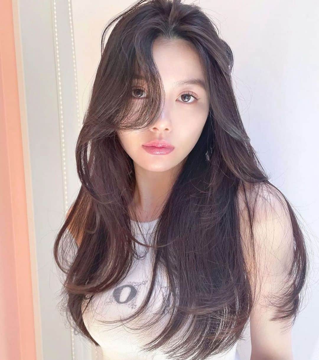 原涼香のインスタグラム：「美🤍なかのはちゃんも #레이어드컷 と HITAトリートメント🎀✨ ワンカール巻くだけでボリュームと色気がでます🫶🏻 ちょーかわいー(⸝⸝⸝ᵒ̴̶̷ ⌑ ᵒ̴̶̷⸝⸝⸝)♡ ㅤㅤㅤㅤㅤㅤㅤㅤㅤㅤㅤㅤㅤ ㅤㅤㅤㅤㅤㅤㅤㅤㅤㅤㅤㅤㅤ ㅤㅤㅤㅤㅤㅤㅤㅤㅤㅤㅤㅤㅤ  #SHIMA#韓国ヘア#韓国スタイル#レイヤーカット#ワンホンヘア#ワンホン#ダークトーン#網紅#初カラー#暗髪#ベージュカラー#ラベンダーカラー#グレージュ#オリーブカラー#透明感カラー#銀座美容院#銀座美容室#美容師#시스루뱅#레이어드컷#koreanhair」
