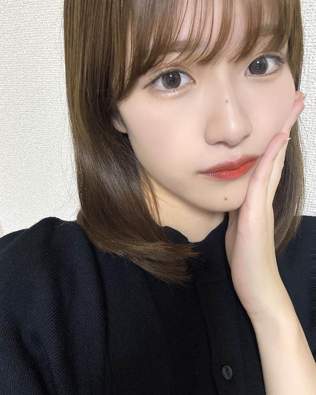 松本美紅のインスタグラム：「三連休がたのしみでしょうがない。 最近の私🫶🏻  👀: フォンデュ タフィーブラウン  私みたいなイエベさんには特に似合いそう！  #カラコン #カラコンレポ #モアコン #モアコンタクト #フォンデュ #FONDUE #タフィーブラウン #マンスリーカラコン #おすすめカラコン #ちゅるんカラコン #韓国カラコン #水光カラコン #プチプラカラコン #カラコン着画 #pr」