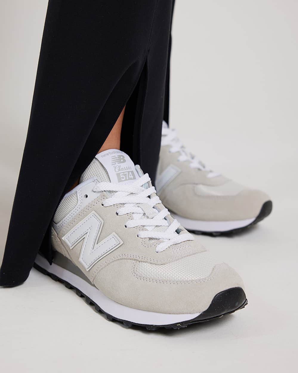 STYLERUNNERさんのインスタグラム写真 - (STYLERUNNERInstagram)「A classic silhouette you’ll wear time and time again. Tap to shop the New Balance 574 🤍」7月11日 19時32分 - stylerunner