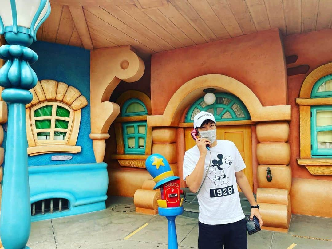 松井大輔さんのインスタグラム写真 - (松井大輔Instagram)「オカンに電話しよ〜  #disneyland  #めっちゃ前 #ディズニー #夢の国 #から #オカン #に #電話 #telephone  #ミッキー」7月11日 19時32分 - matsuidaisuke_official