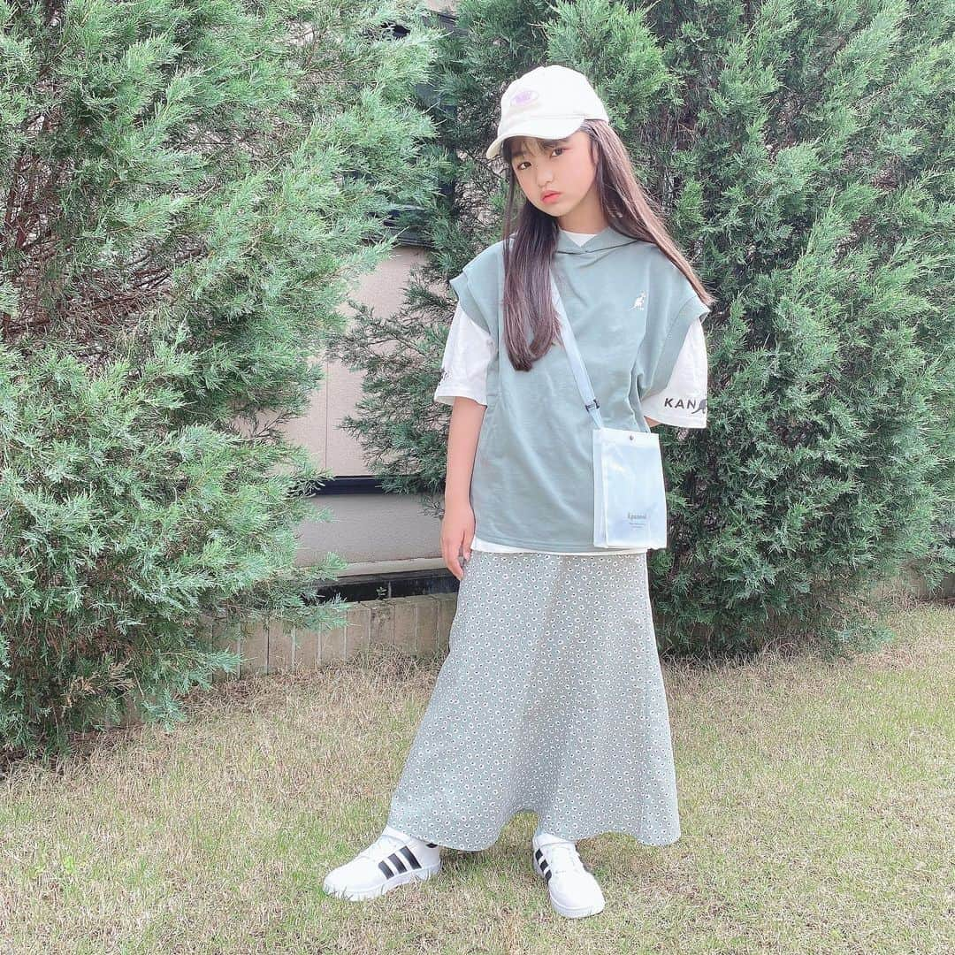 ♡KAO♡のインスタグラム：「： ： 前にpostしたマーメイドスカート着回し𓂃◌𓈒𓏲𓆸 #KANGOL のベストレイヤードTお気に入り♥ トップスや小物で雰囲気全く変わるよね♡♡ コーデ考えるのは本当に飽きないな𓆸⋆*  詳しいコーデpointは記事見てね♡⃛  【シンプルコーデをワンランクアプ！ブランドTシャツで夏スタイル】-株式会社ライトオン WEBメディア- 【LIFE STYLE magazine】 ▹▸ @_life_style_magazine_   記事✎*▹▸ https://lifestylemagazine.jp/_ct/17633245?utm_source=stories&utm_medium=instagram&utm_campaign=230609kff ※ストーリにURL載せておきますねᵕ̈  ： ： ◾︎KANGOL【Right-on限定】パーカーベストレイヤードＴ/セットアイテム  ▹▸ @righton_pr @right_on_kids  【身長140cm size150】  ： ： ┈┈coordinate item┈┈┈┈┈┈┈┈┈┈ tops/skirt▹▸ @righton_pr @_life_style_magazine_   ┈┈┈┈┈┈┈┈┈┈┈┈┈┈┈┈┈┈┈┈  ： ： ： ： ： ： ： ： ： ： ： ：  #ライフスタイルマガジン #lifestylemagazine #LSM #ライトオン #ライトオンキッズ #ベンデイビス #bendavis  #ig_kidsfashion #kidsfashion #親バカ #ig_oyabakabu #親バカ部 #娘 #9歳 #js3 #女の子 #娘コーデ #女の子コーデ #インスタキッズ #ig_kids #キッズファッション #キッズモデル部 #プチプラコーデ  #キッズコーデ」