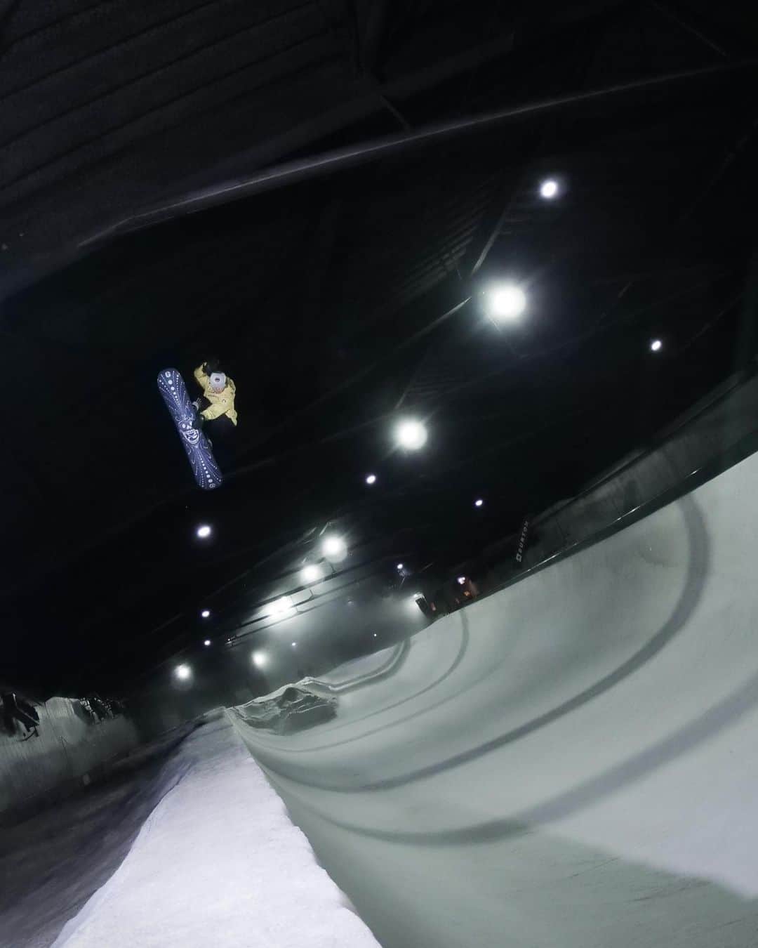 Burton Japanさんのインスタグラム写真 - (Burton JapanInstagram)「室内ハーフパイプでも持ち前のハイエアとスタイリッシュな滑りで魅せる重野秀一郎！ 📸: @riku_yoneyama  #Burton #Snowboarding」7月11日 19時38分 - burtonjapan