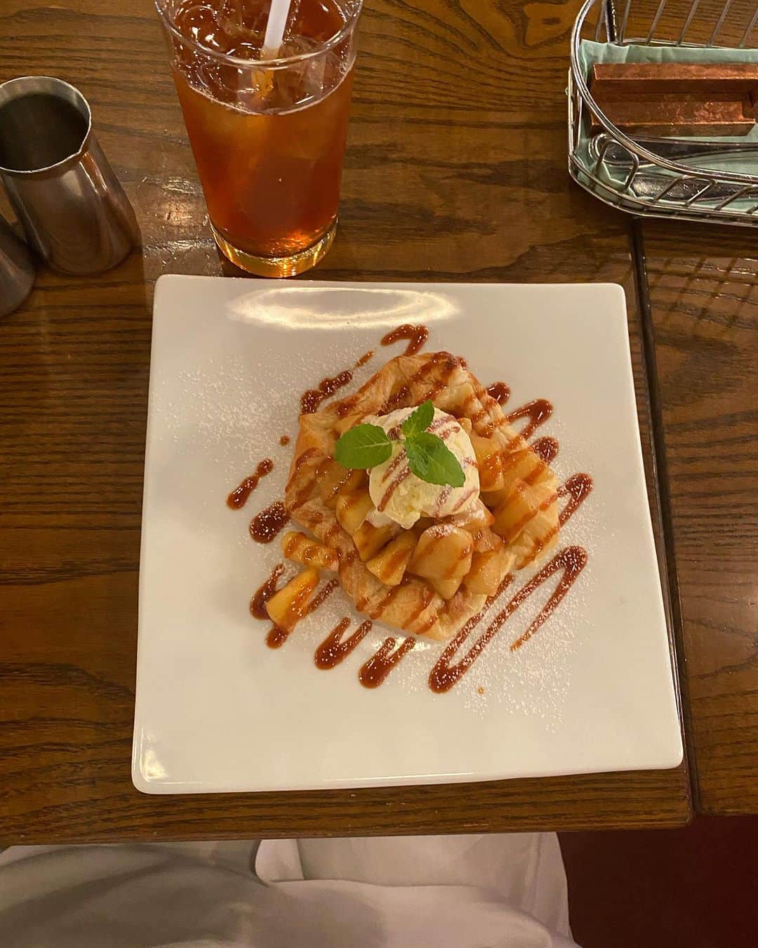 平木愛美さんのインスタグラム写真 - (平木愛美Instagram)「1.臨月妊婦 2.靴 346.この日の間食おやつたち、 ハートの指輪。 5.脚がなんか白くて靴と同化 7.日傘 89.お花  🤍」7月11日 19時38分 - manamihiraki