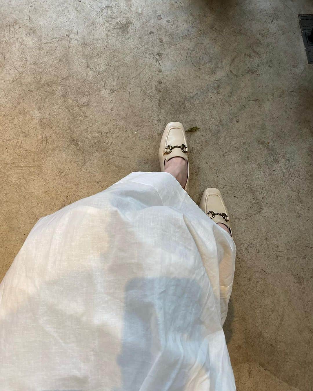平木愛美さんのインスタグラム写真 - (平木愛美Instagram)「1.臨月妊婦 2.靴 346.この日の間食おやつたち、 ハートの指輪。 5.脚がなんか白くて靴と同化 7.日傘 89.お花  🤍」7月11日 19時38分 - manamihiraki