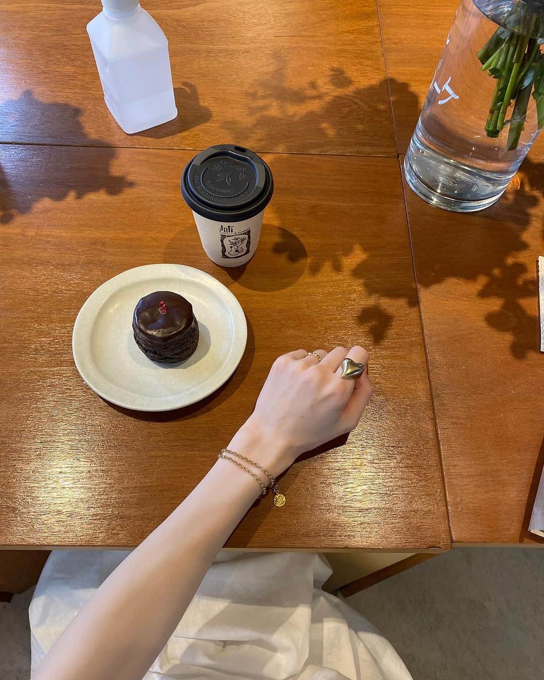 平木愛美さんのインスタグラム写真 - (平木愛美Instagram)「1.臨月妊婦 2.靴 346.この日の間食おやつたち、 ハートの指輪。 5.脚がなんか白くて靴と同化 7.日傘 89.お花  🤍」7月11日 19時38分 - manamihiraki