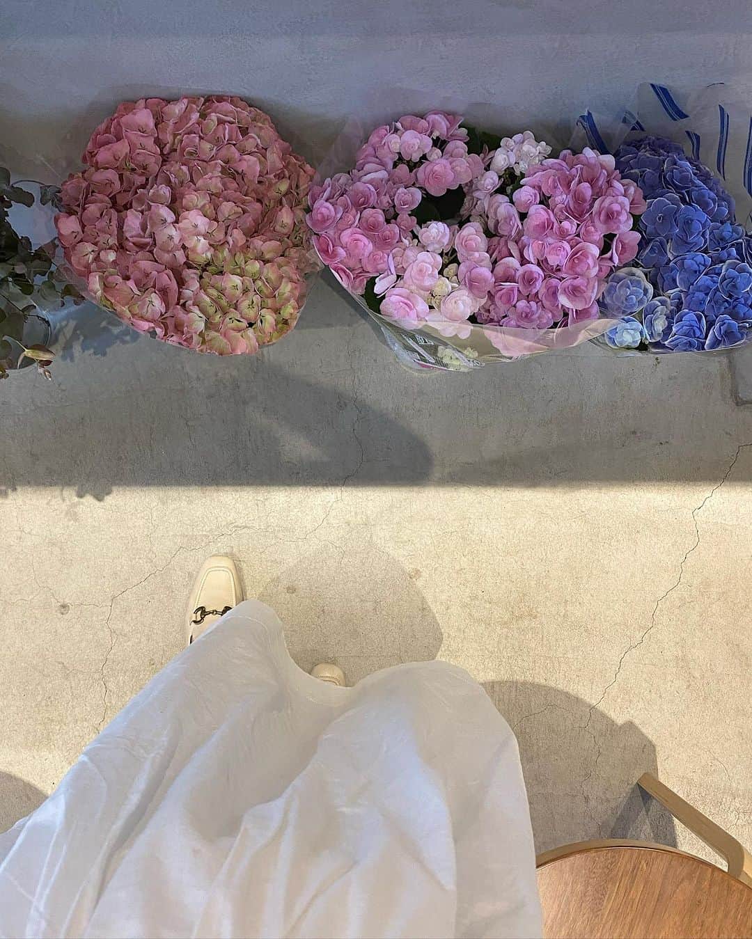 平木愛美さんのインスタグラム写真 - (平木愛美Instagram)「1.臨月妊婦 2.靴 346.この日の間食おやつたち、 ハートの指輪。 5.脚がなんか白くて靴と同化 7.日傘 89.お花  🤍」7月11日 19時38分 - manamihiraki