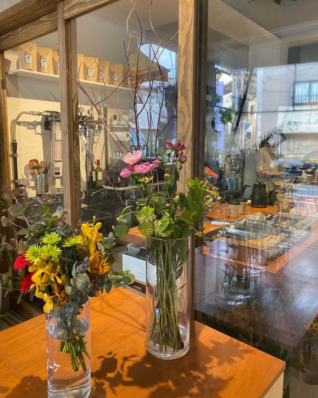 平木愛美さんのインスタグラム写真 - (平木愛美Instagram)「1.臨月妊婦 2.靴 346.この日の間食おやつたち、 ハートの指輪。 5.脚がなんか白くて靴と同化 7.日傘 89.お花  🤍」7月11日 19時38分 - manamihiraki