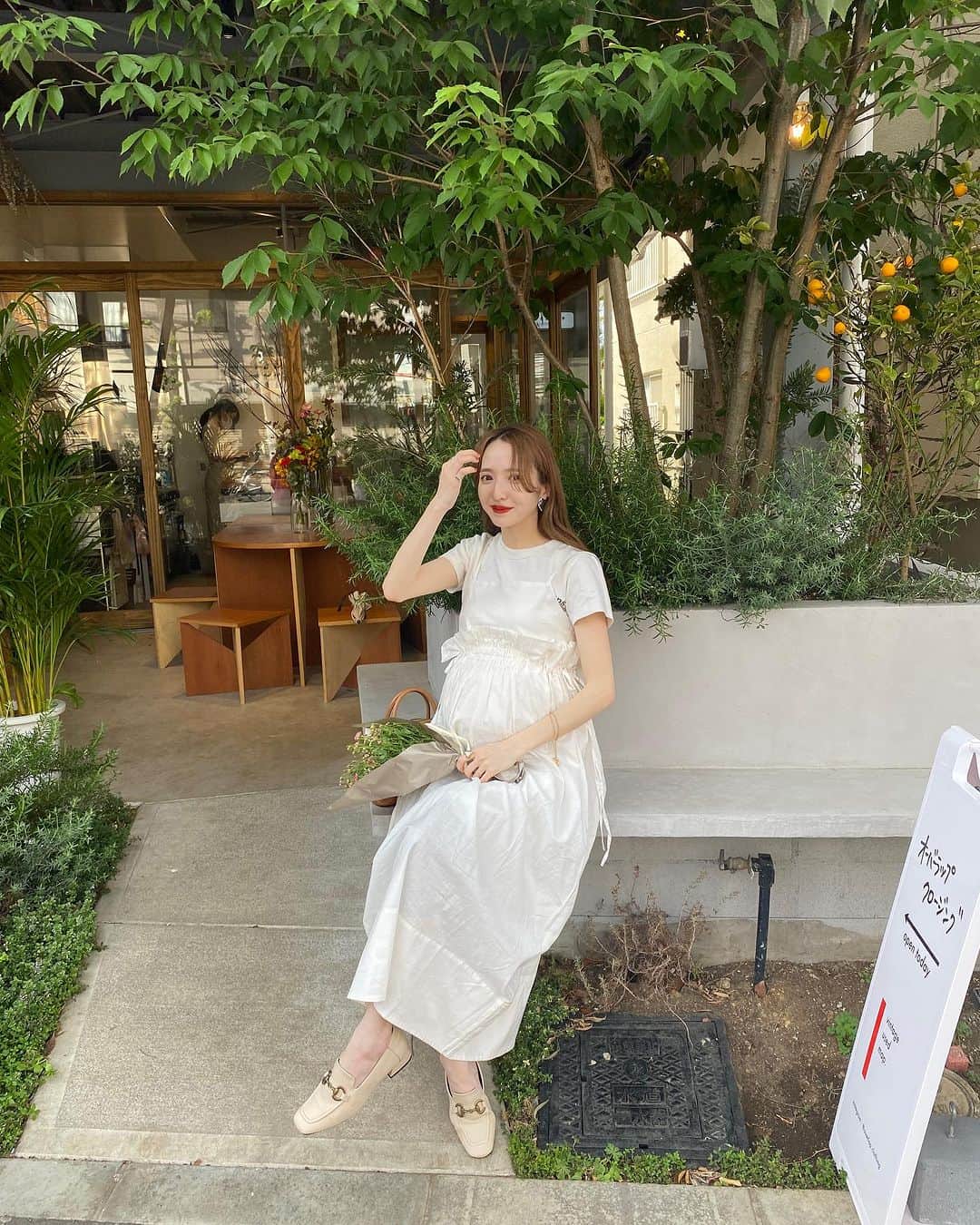 平木愛美のインスタグラム：「1.臨月妊婦 2.靴 346.この日の間食おやつたち、 ハートの指輪。 5.脚がなんか白くて靴と同化 7.日傘 89.お花  🤍」