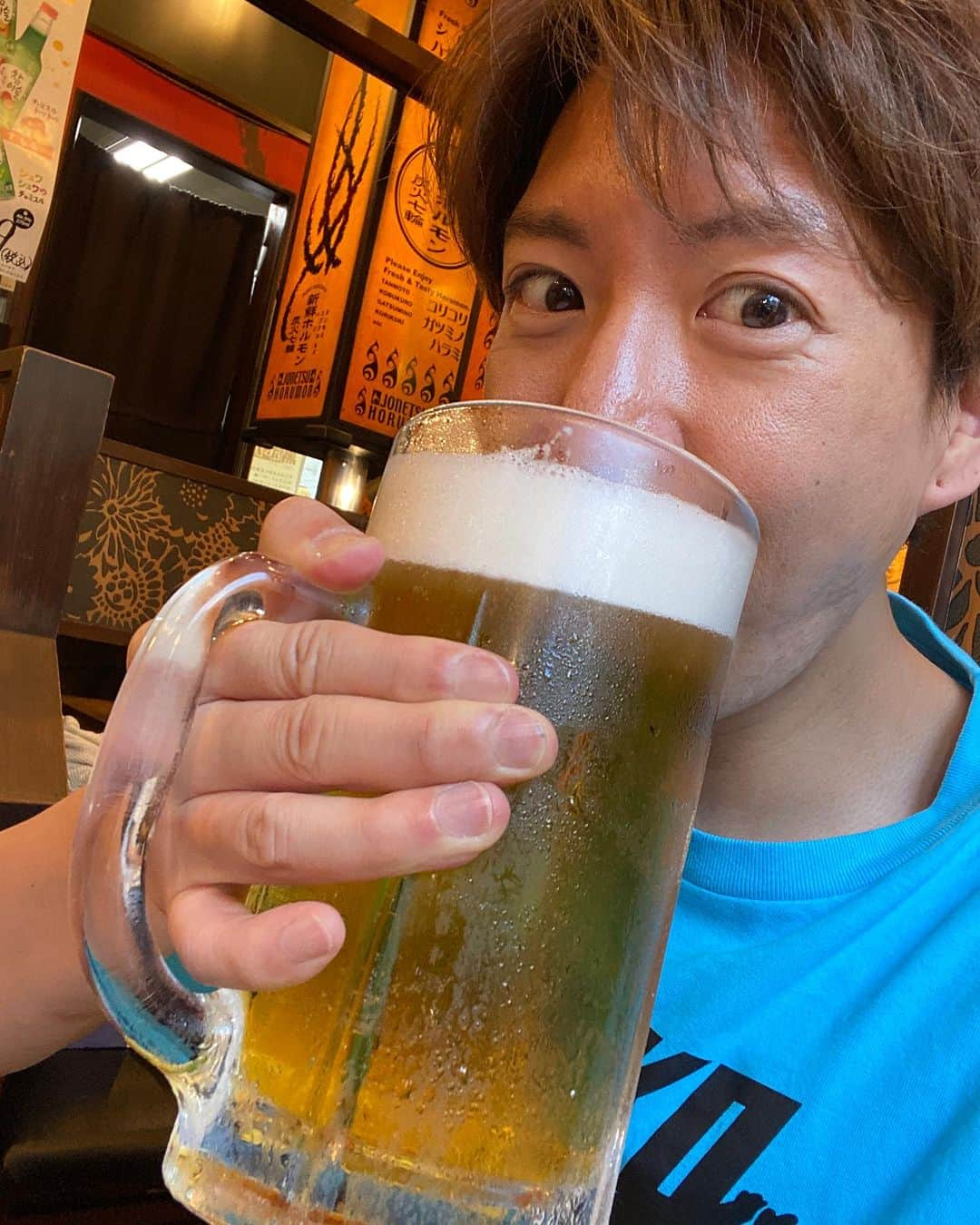 元木敦士さんのインスタグラム写真 - (元木敦士Instagram)「1リットル❗️メガビールに出会いました⭐︎ 迷わず頼むさ❗️ 頼むと分かるさ‼️ お疲れちゃーん⭐︎😋  #ビール #キンキンに冷えてやがる」7月11日 19時40分 - moppun0523