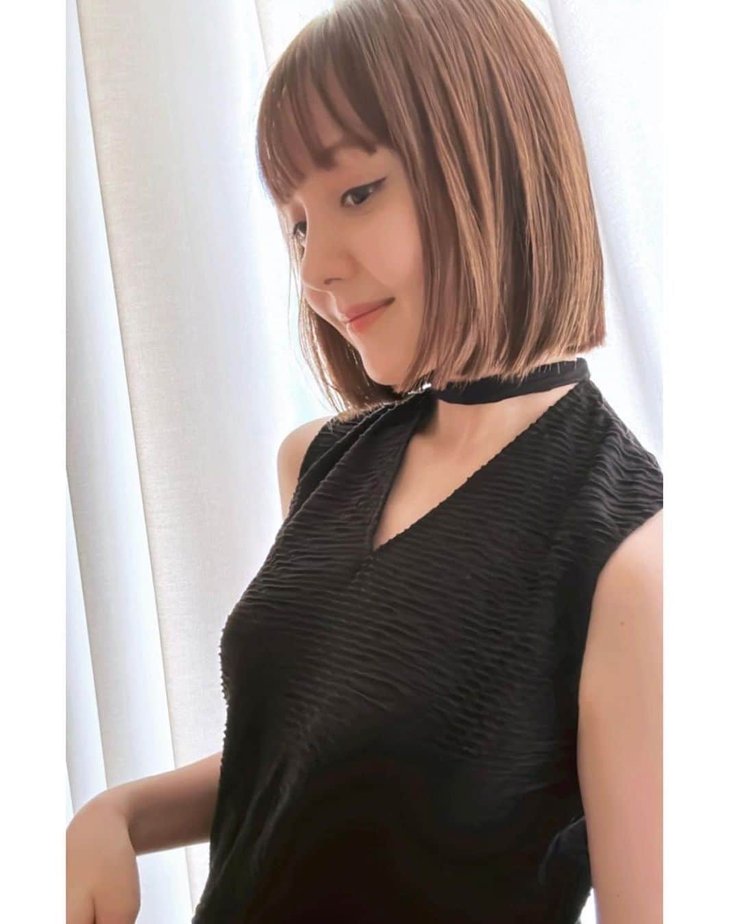 トリンドル玲奈さんのインスタグラム写真 - (トリンドル玲奈Instagram)「ボブ😚  くせ毛も少し落ち着かせてもらって 本当〜に楽☺️😚  お気に入りです🫶  トップスはえみさまの　@lautashi ♡  @kenichiforsenseofhumour ✂︎」7月11日 19時45分 - toritori0123