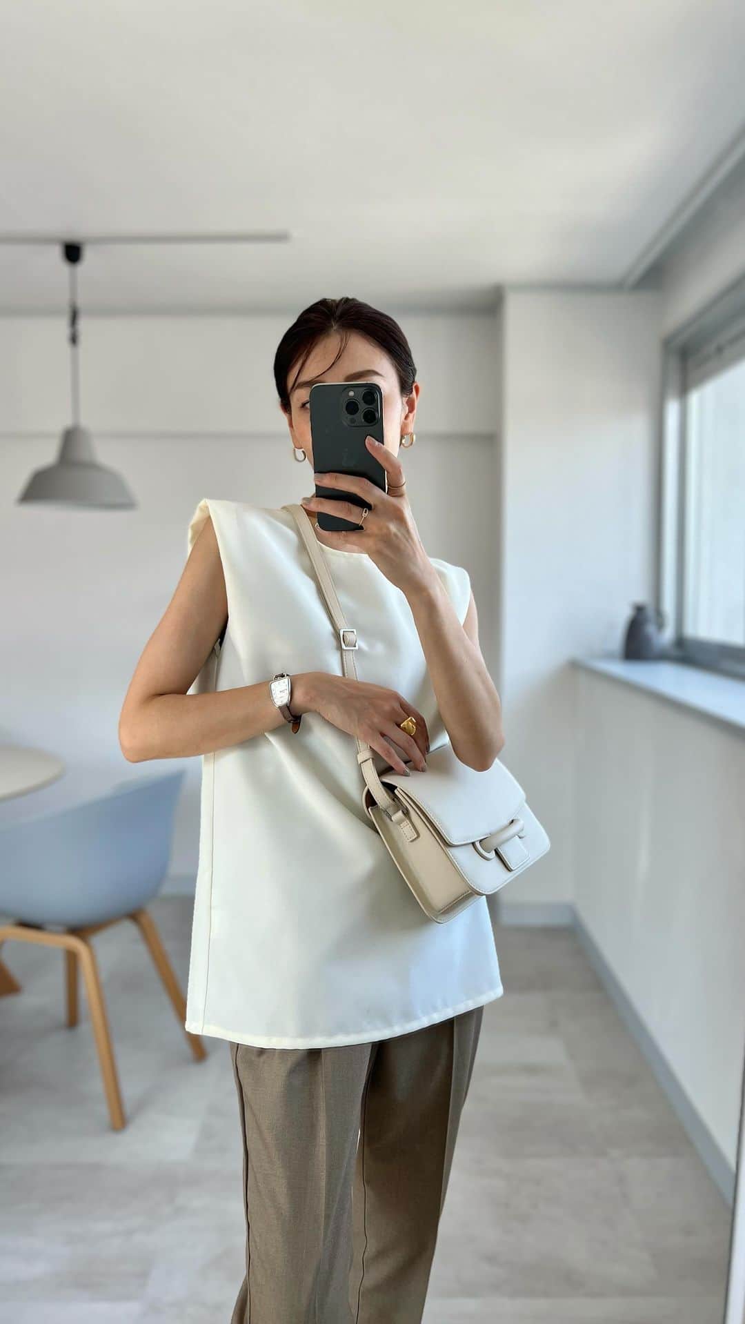 金子麻貴のインスタグラム：「着回しコーデ✨  バックデザインがお気に入りのトップス。 最近ヘビロテしてたのでまとめてみました🤍  肩からボックスみたいなシルエットで二の腕も華奢に見えるしハリのある生地できちんと感もあってお仕事にも使えます✨  @re_gleam   #fashion#regleam#reels#reelsinstagram#michinoparis#ysl#vasic#chanel#ノースリーブ#夏コーデ#着回し#着回しコーデ#モノトーンコーデ#ホワイトコーデ#ママコーデ#バックオープン#シンプルコーデ」
