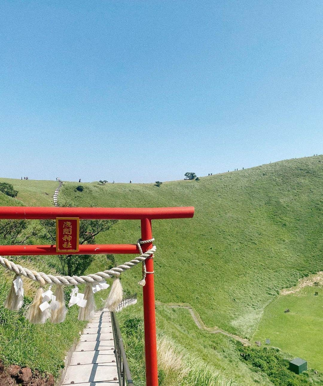 九星気学カフェのインスタグラム：「山自体が御神体と 呼ばれる『大室山』 浅間神社へ参拝 暑さを感じさせない 突き抜ける風が爽快です 伊豆・伊東好きだなぁ... 「君の名は」の舞台に似てる気がする🌿  #占い #九星気学 #風水 #運勢 #運気 #開運 #神社仏閣巡り  #大室山 #浅間神社」