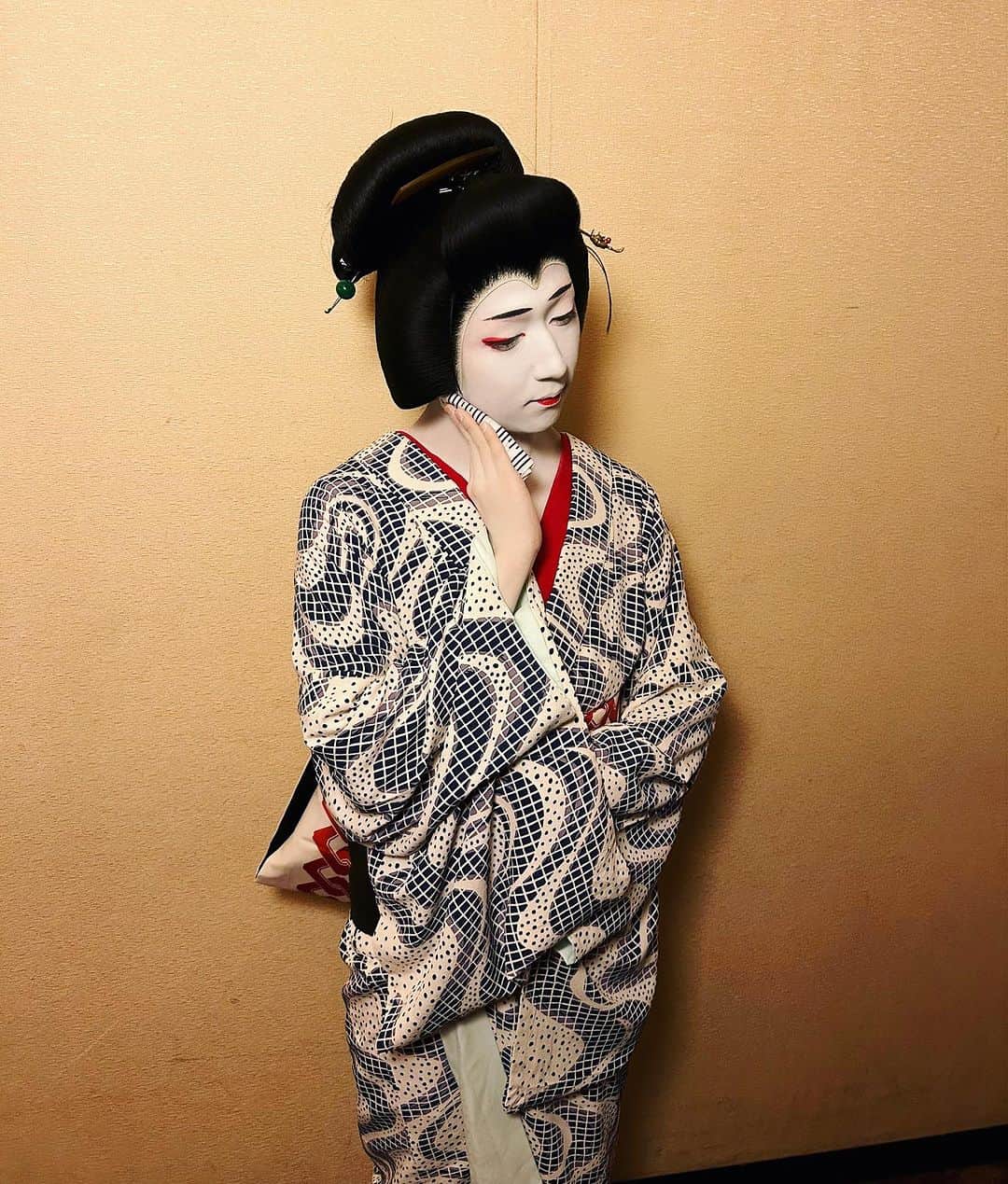 中村米吉さんのインスタグラム写真 - (中村米吉Instagram)「☀️大阪松竹座☀️  『吉原狐』は全部で4種類の姿で登場しております🦊  二幕目、お座敷帰りのおきっちゃんが着ているのは、裾のぼかしに梅の散らされているとても素敵なもの。 ほんの一瞬しか舞台では着ていないので、とても勿体無い気がします😢  そして、この出の衣裳から次の部屋着へは舞台で生着替え🫣  一度肌襦袢まで脱いで、着物を変えて、“吉原つなぎ”の帯を引っ掛けに結んで、頭の飾りに至るまで、全部舞台上で芝居をしながら変えているんですよ😏  一応女性の着替えですから、あんまり覗かないこと!笑  #大阪松竹座 #松竹座 #七月大歌舞伎 #吉原狐  #芸者 #着替え #歌舞伎 #KABUKI #女形 #中村米吉」7月11日 19時53分 - yonekichi.rice_lucky
