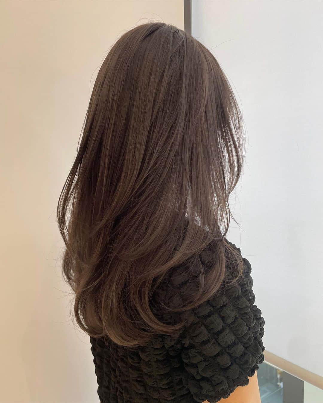 原涼香のインスタグラム：「大人気greige🩶赤味を柔らかく消して透明感up♡ ㅤㅤㅤㅤㅤㅤㅤㅤㅤㅤㅤㅤㅤ ダークトーンでも重くならないのがpoint🤍 カラーのみで明るめを続けると 透明感がよりでます✨ 一回で明るめ希望の方はWケアカラーがオススメです✔︎🤍 ㅤㅤㅤㅤㅤㅤㅤㅤㅤㅤㅤㅤㅤ 🎀韓国HAIR STYLE menu... ㅤㅤㅤㅤㅤㅤㅤㅤㅤㅤㅤㅤㅤ ☑︎カット ワンカールだけでも可愛いこだわりレイヤーカット🖤  ☑︎プレミアムケアカラー(or Wケアカラー) 透明感バツグンのグレージュカラー🩶 ㅤㅤㅤㅤㅤㅤㅤㅤㅤㅤㅤㅤㅤ ☑︎バイカルテトリートメント 韓国人みたいなツヤ髪はバイカルテトリートメントで叶います🖤  ㅤㅤㅤㅤㅤㅤㅤㅤㅤㅤㅤㅤㅤ ご予約はリンクから🫶🏻🔗 ㅤㅤㅤㅤㅤㅤㅤㅤㅤㅤㅤㅤㅤㅤㅤㅤㅤㅤㅤㅤㅤㅤㅤㅤㅤㅤ ㅤㅤㅤㅤㅤㅤㅤㅤㅤㅤㅤㅤㅤ  #SHIMA#韓国ヘア#韓国スタイル#レイヤーカット#ワンホンヘア#ワンホン#ダークトーン#網紅#初カラー#暗髪#ベージュカラー#ラベンダーカラー#グレージュ#オリーブカラー#透明感カラー#銀座美容院#銀座美容室#美容師#시스루뱅#레이어드컷#koreanhair」