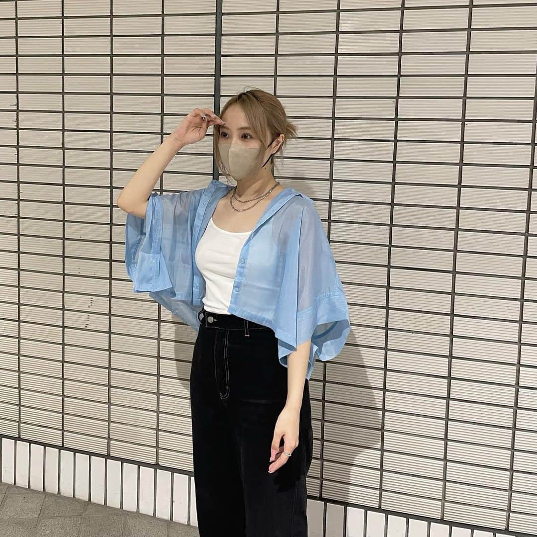 加藤愛永のインスタグラム：「この間久しぶりにお出かけしました🦕 . 外暑すぎて蒸し蒸しで耐えられん🥵 @grl_official のシャツ 透け感強めのショート丈で𝒔𝒐 𝒄𝒖𝒕𝒆... 年々シャツ好き人間になっていく... . . #grl #グレイル #骨格ナチュラル」
