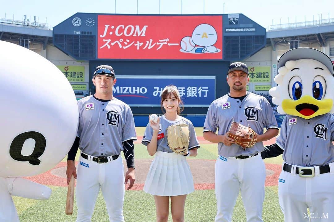 菊池柚花のインスタグラム：「. . . 始球式でキャッチャーを務めてくださった澤村拓一投手、バッターを務めてくださった池田来翔選手との写真📸  ZOZOマリンスタジアムを背に、こんなにも素敵な写真を撮っていただけるなんて…。 夢のような時間をありがとうございました。  澤村投手は昨年末「ワースポ×MLB」の特番にご出演いただいた際に、「筋トレは、毎日 “歯磨きのように” 習慣となっている」とお話されていたのが印象的ですが、改めてお隣に並ばせていただくと、野球選手の体の大きさを身に沁みて感じます。  日々のトレーニングが強靭な体を作り上げ、ダイナミックで見応えのあるプレーを魅せてくれているんだなぁと改めて実感しました。  マリーンズのマスコット、マーくん・リーンちゃん・ズーちゃん、JCOMのマスコット、ざっくぅも可愛すぎました🤍💛🖤  リーンちゃん・ズーちゃんは、私が始球式で待機している時、優しく励ましてくれていたんです！ 左手首にリーンちゃんのリストバンドをつけて始球式に挑みましたがそれも心強かった…🥺  まだまだ余韻に浸る日々ですが、野球熱は底を尽きることを知らずますます加速しています☺️👊🏻 その熱量を感じながら、今後も野球の魅力を皆さんと共有していければと思います⚾️」