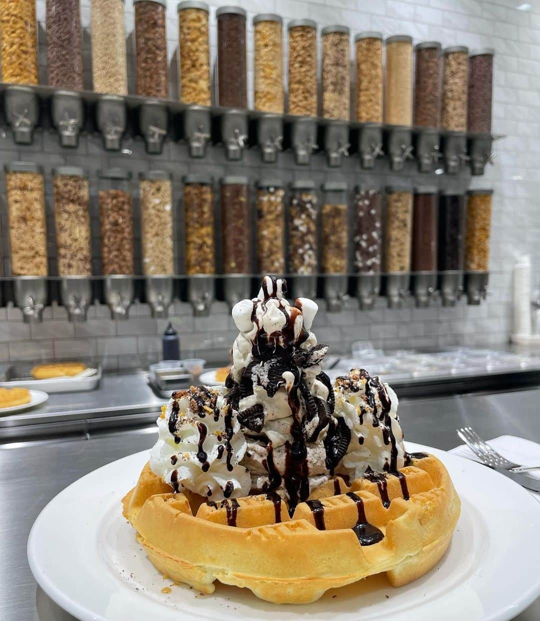 ステファニーさんのインスタグラム写真 - (ステファニーInstagram)「🍦🧇🍪🍫❤️‍🔥💦 【Kith Treats Tokyo Presents -    The Treats Waffle Program Launch Party】  NY発のライフスタイルブランドで知られているKITHが やっているKith Treats Tokyoで新メニューを食べた時の 写真なんだけど…  オリジナルフレーバーのアイスクリームと焼きたての ワッフルが最高にマッチして美味しかった♡ みんなも宮下パークへ行って食べてきて♡  #love #yummy #icecream #waffle #kith #kithtokyo #kithtreats #tokyo #shibuya #宮下パーク」7月11日 19時54分 - steph_0928_