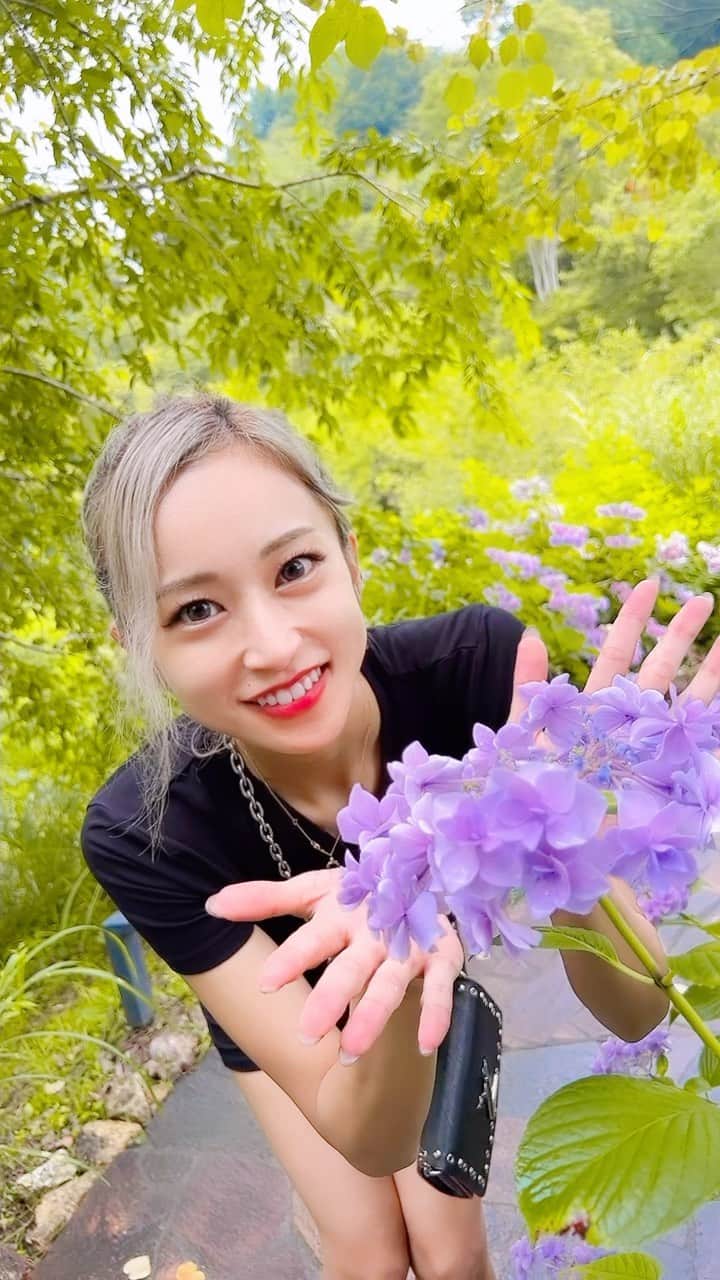 だふちゃん 。のインスタグラム：「ちょうど一年前！ 金髪も良かったなあ〜💛 次の髪どんなにするか悩んでます💇🏼‍♀️」