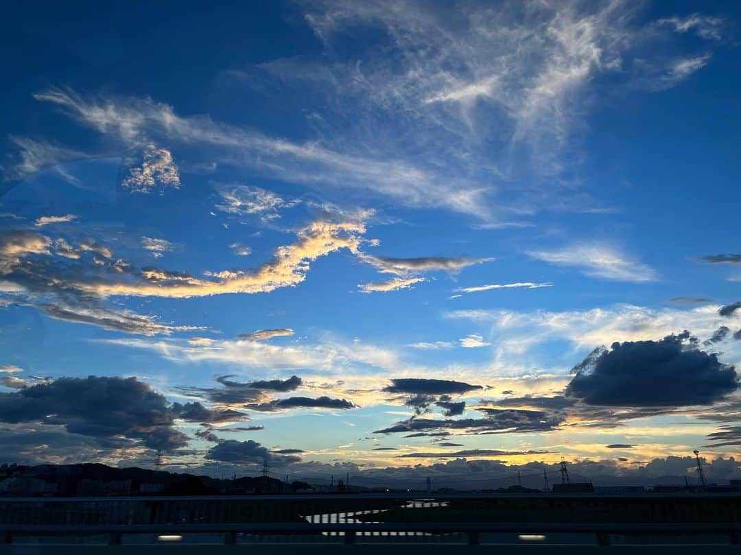 最上もがのインスタグラム：「みんなどんな空が好き？  昔、空の写真ばかりアップしてたの思い出した。 あの頃は空に救いを求めてひたすら疲れてた気がする。  今は夕方以降でかけることがほぼないから 空の表情もあまりみれなくなっちゃったなあ。  カーテンをあまりあけれない部屋に引っ越した時 すっごい落ち込みやすかったから 一面窓！みたいなタワマンに住んでたことがあるんだけど あの家が1番好きだったな〜。 なるべく高いところに住みたかった(虫が嫌で)  些細なことでも 嘘をつかれると嫌になっちゃうよね。バレるのにね。 騙すことに慣れてるのかな。  ここんとこ 昼間が暑過ぎてしんどいので 早く秋になって欲しいです(早)」