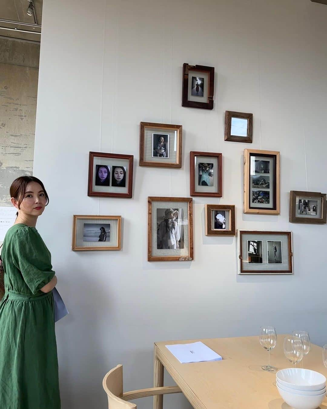 吉村美紀さんのインスタグラム写真 - (吉村美紀Instagram)「西村俊範さんの写真展へ  HOME  自然光の入る素敵な空間での写真展✨✨ 西村さんとは何度かご縁があり、作品撮りを何度かご一緒させていただきました。  写真どれも素敵でした〜  #西村俊範 #HOME #写真展 #南青山 #写真展HOME」7月11日 19時55分 - lespros_miki