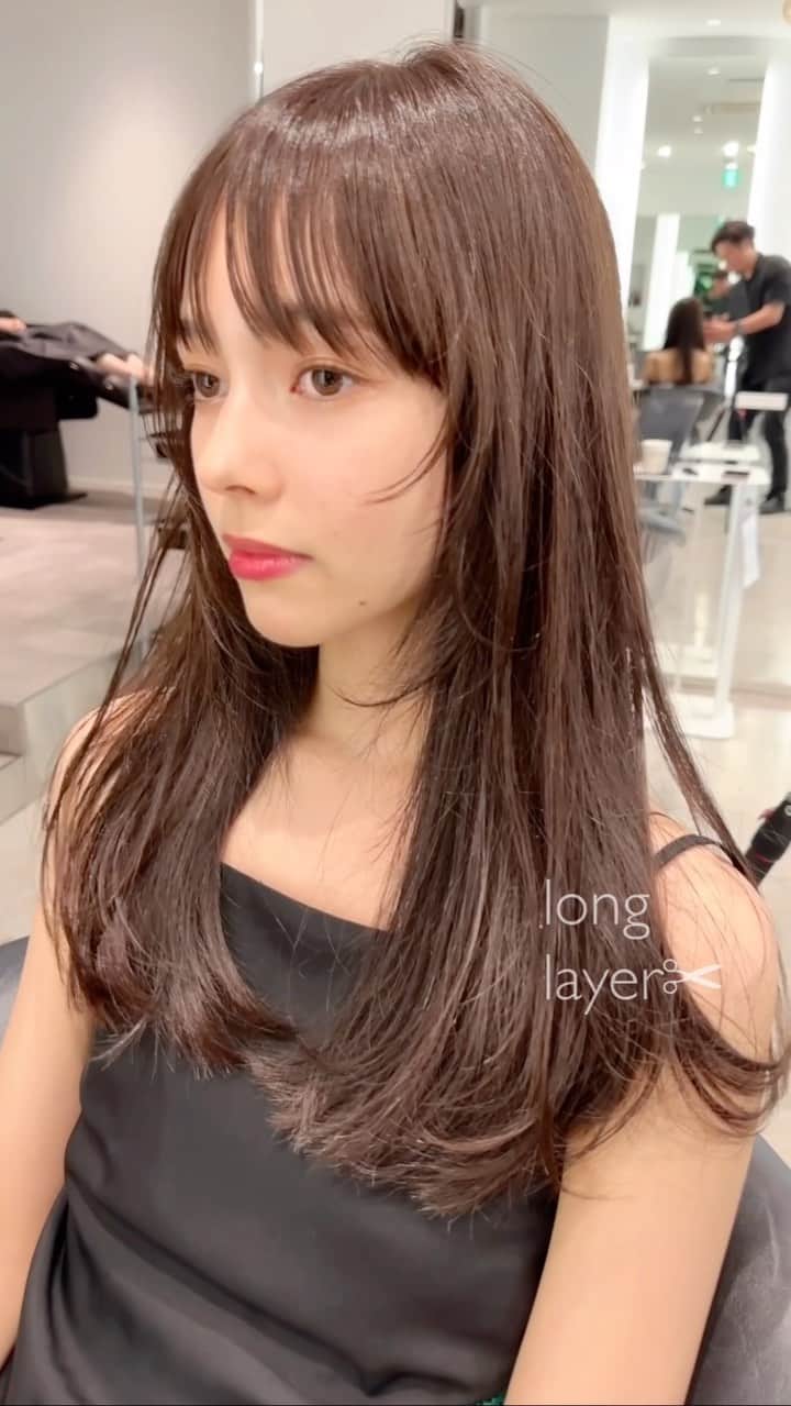 齋藤純也のインスタグラム：「ロングレイヤースタイル✂︎  柔らかい動きのあるカットにこだわったヘアスタイルが得意です💇‍♀️ お客様の骨格と輪郭と髪質に合わせた美しいデザインをご提案させていただきます♪  ✴︎PRICE✴︎ カット✂︎7700円 カラー✂︎7700円  カットなしの場合シャンプーブロー料金+2200円 カラーはトリートメントin処方で圧倒的な艶感と手触りをプラスします。 ブリーチor3Dハイライト施術はプラス7700円です。 パーマ✂︎7700円 トリートメント✂︎種類多数によりカウンセリングで決めさせていただきます。5500円〜11000円 縮毛矯正✂︎17600円、前髪のみは6600円 ・ ネット予約が×の所もお電話かDMで時間調整できますので気軽にご連絡ください！ kelly.表参道本店　A1出口より徒歩45秒 東京都渋谷区神宮前5-2-5 JY表参道ビル２Ｆ kelly. ・ ・ ✔️群馬県伊勢崎市で出勤するスケジュールは隔週水曜日です。 群馬店は料金が異なります、お問い合わせください 群馬のご予約はＤＭまたは ホットペッパービューティーで  kelly. by L.O.G 検索✂︎ 在籍日程が少なくて申し訳ありません。 薬剤は最新のものを揃えました 群馬県伊勢崎市宮前町146-1」