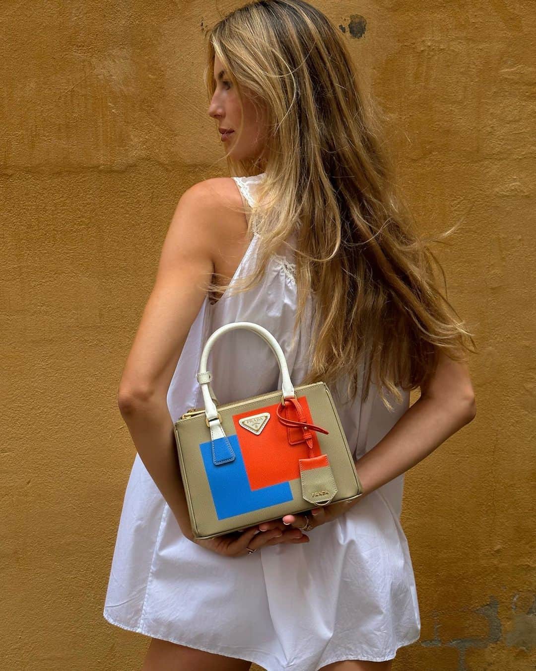 Mathilde Goehlerのインスタグラム：「Our love is blue and red 🤍 #PradaGalleria #ad」