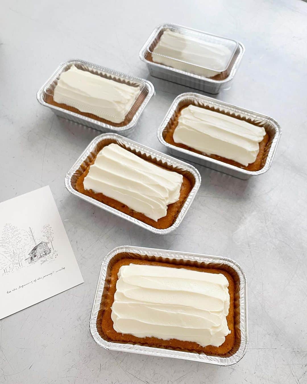 のインスタグラム：「⁡ ⁡ ⁡ こんばんは。 只今onlineshopにて、次回発送分のパン、焼き菓子、販売中です。 キャロットケーキsetには、林檎とレーズンのグラノーラ、レモンケーキ 、塩とチョコのスコーンが入ります。 暑いですが、引き続き、定番の焼き菓子をお届けします。 お好きな方に届きますように…。 ⁡ ⁡ ⁡ ◇キャロットケーキset ⁡ 【menu】 ・キャロットケーキ ×１ ・レモンケーキ ×２ ・林檎とレーズンのグラノーラ ×１ ・塩とチョコのスコーン ×２ ⁡ ⁡ ⁡ 〜只今、販売中です〜 ⁡ 【次回発送】 ◇ uneclefのパンset ◇キャロットケーキset ◇ レモンケーキset ◇ カルダモンロール&シナモンロールset ⁡ ⁡ 〜SOLDOUT〜  ◇ uneclefの焼き菓子set ◇ ミントとチョコチップのスコーンset  ⁡ ⁡ onlineshopは、instagram TOPのリンクから お越しいただけます。 どうぞ、よろしくお願い致します。  @uneclef」