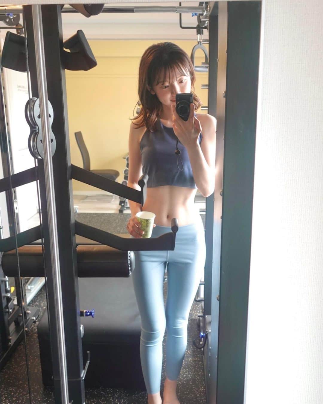 的場絢香さんのインスタグラム写真 - (的場絢香Instagram)「* ⁡ 最近カラダの調子がいいので 記録しておこうっと。 ⁡ うっすらだけど腹筋に縦筋が…！ 変化感じられるとモチベーション上がる💪🏻♡ ⁡ @private_gym_v  いつもありがとうございます！ ⁡ おしりのトレーニングもがんばるぞ~🍑 ⁡ _ _ _ #トレーニング  #パーソナルトレーニング」7月11日 19時58分 - ayaka_matoba