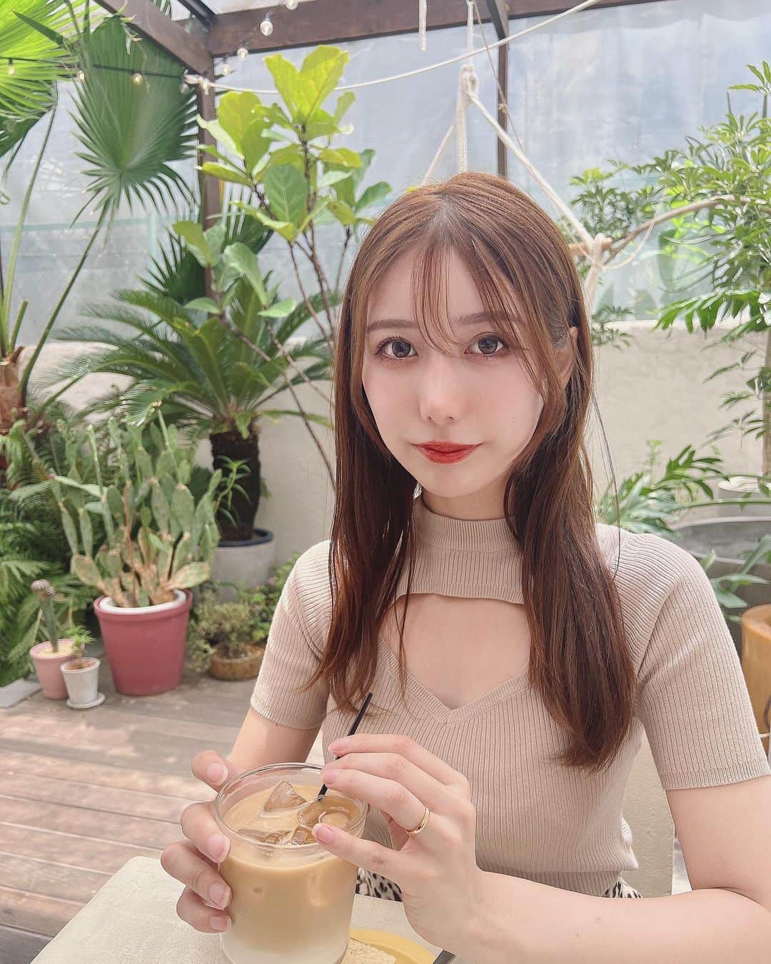 NAOのインスタグラム：「📍&t cafe 白と緑でボタニカルな癒し空間でした🌿  #表参道カフェ #表参道 #botanical #ボタニカル #cafe #女医 #女医の日常 #美容外科医」
