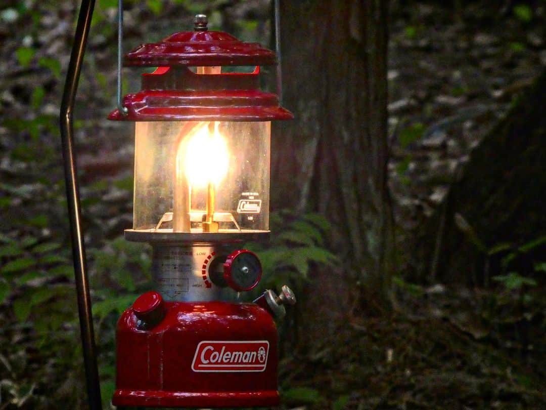 Coleman Japanのインスタグラム：「“相棒”のコールマンレッドで、キャンプの夜を灯そう💡  📷：@miduki.camp さん 素敵なお写真ありがとうございました✨  ━━━━━━━━━━━━━━━━━ #私のコールマン を付けて投稿して頂いた中から素敵なお写真や動画は、コールマン公式SNSでご紹介させて頂きます♪ ━━━━━━━━━━━━━━━━━  ・  #灯そうColeman #灯そうコールマン #灯そう #Coleman #コールマン #Camp #キャンプ #Outdoor #アウトドア #Lantern #ランタン」