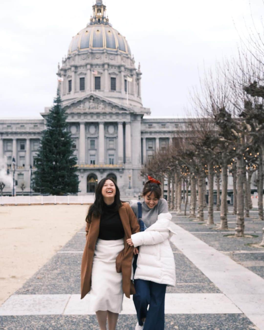 シャニア・ジュニアナタのインスタグラム：「Happy birthday to my lovely sister.  Walau kamu kadang seperti kembang api. Aku gapapa. Walau kamu kadang kalau pakai odol ga ditutup aku gapapa. Walau kamu suka kerja, suka chat aku tentang kerja jam 10 malem terus disuruh mikir aku gapapa. Kamu si kerja hobby, aku si legowo.  Makasih u/ jajanannya, makasih liburannya, makasih sayang dan cintanya ke aku. Walau kamu anaknya clingy aku agak agak gimana gt aku juga gpp intinya.  Kehidupan kita dari kecil sulit bersama bahagia bersama. Semoga 30 tahun ini, chapter baru kamu ini kamu selalu bahagia. I will always be there for u, tp cerita / telfonnya kek yang penting penting aja gitu ok.  #sisterforever」