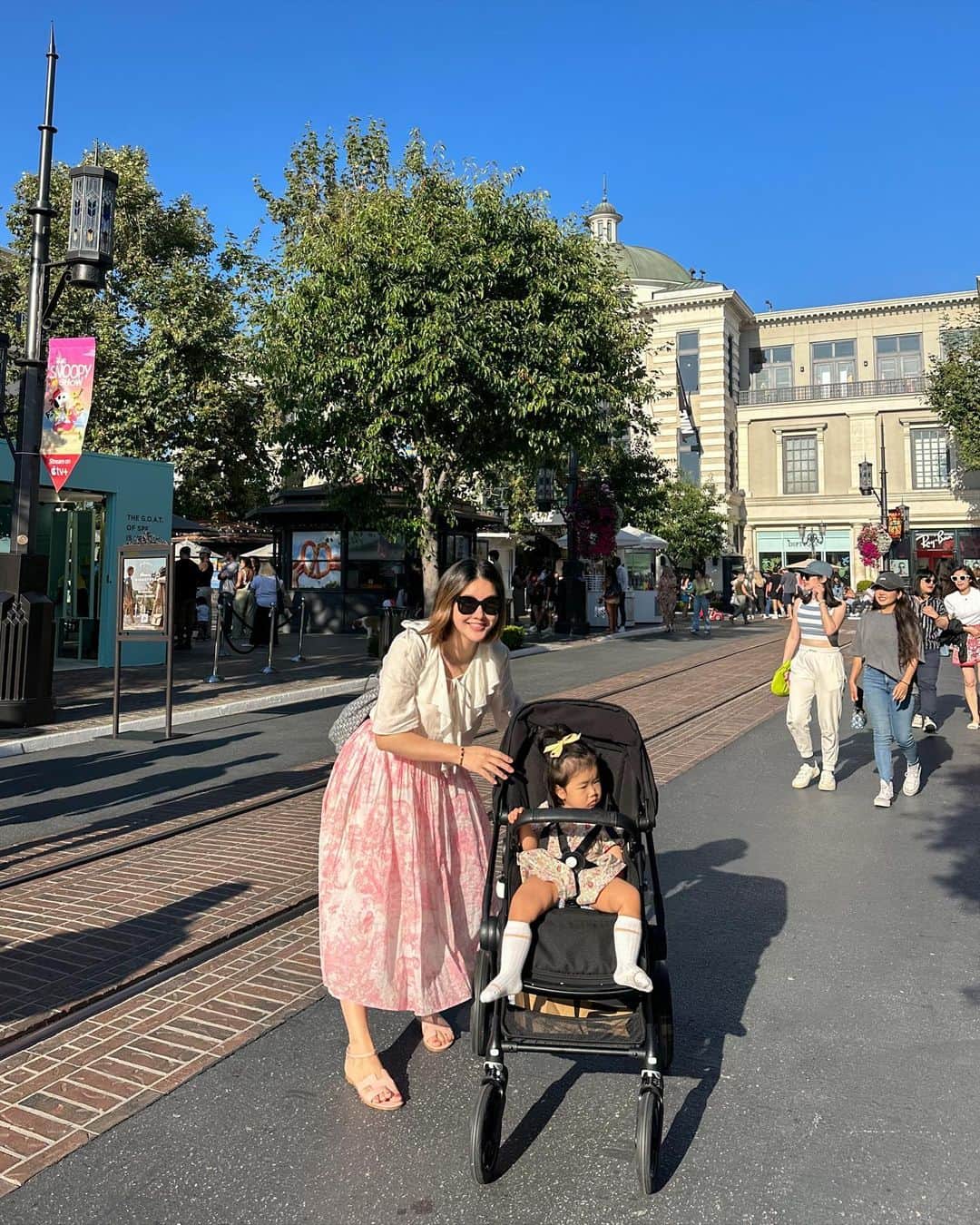 パク・ウンジのインスタグラム：「🇺🇸지금 새벽 4시…😳🥶 저랑 태린이 시차 적응 이번에 굉장히 힘드네요….🥲   아직도 안자는 태회장님 요 며칠은 새벽 5시에 잠들더라고요…  완전 한국 시차 OMG😱 그 와중에 요즘 머리 풀러 해치는 거 회장님만의 유행ㅎㅎ  비움환 라방은 오늘도 패스 해야할 거 같아요🙏  DM으로 비움환과 청담보감 어떤 점이 다른지~  많이들 여쭤보셨는데요!  간단하게 말씀 드리자면‼️  ✅비움환은??  ✔️몸의 정체되고 끈덕해진 수분💦인 습담을 제거하는 디톡스  제품이라고 보시면 되어요-   ✔️몸의 노폐물을 제거해서 부종 제거 ,체중 감량 효과가 이뤄지고요~   ✔️몸이 맑고 깨끗한 수분을 흐르게 도와주어  혈액순환에도 도움이 된답니다.  ✔️차전자피 성분을 만들어서 임산부•수유부도 복용이 가능합니다👌  ✔️임산부•수유 중이신 분들~ 요고 잘 봐주세요🫡 - ✅청담이는~  ✔️식욕을 잡아주는 기능이 있어요!  임산부와 수유부는 절대 추천하지 않습니다🚫  ✔️몸을 깨끗하게 디톡스하고 식욕을 잡는 다이어트 한약과  함께 드시면 효과가 좋아요-  저는 4-5월에 몸이 안좋아서  몸에 쌓인 습담 제거하기위해 비움환 꾸준히 하루 2포씩 먹고 있고요~  다이어트 한약이랑 함께 먹으며 체중 감량 중이에요-  아무래도 다이어트 한약만 먹었을 때보다 몸의 부담이 덜하고  부기도 잘 잡혀서 체중 변화가 잘 보이는 거 같아요^^   하루 2포씩 꾸준히 드셔서  몸의 정체된 수분을 깨끗하게 만드는 과정이 중요할 거 같아요~  먹는 순서는‼️ 비움환부터 하시는 게 좋고요^^  궁금하신 점은 DM이나 댓글 또는 스토리에 남겨주시면  보는대로 답변 드릴게요🫶  시차 적응 😳 우짜죠 잉 🚨🚨비상이다」