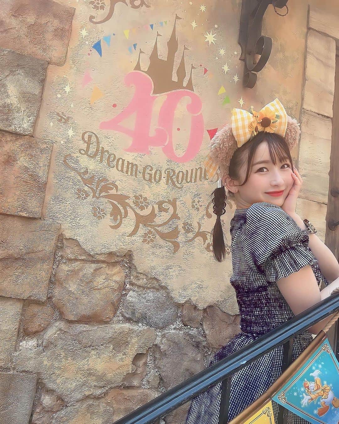 平野ほのかのインスタグラム：「~ ⁡ ⁡ ~ ⁡ ディズニー40th にこんな可愛い子が、、、 ⁡ ~ ⁡ ⁡ #平野ほのか #夢の国 #ディズニーシー #40th  #ひまわり #モデル #撮影 #笑顔 #ヘアアレンジ  #ディズニーすきな人と繋がりたい #disney  #followforfollowback #happy #smile」