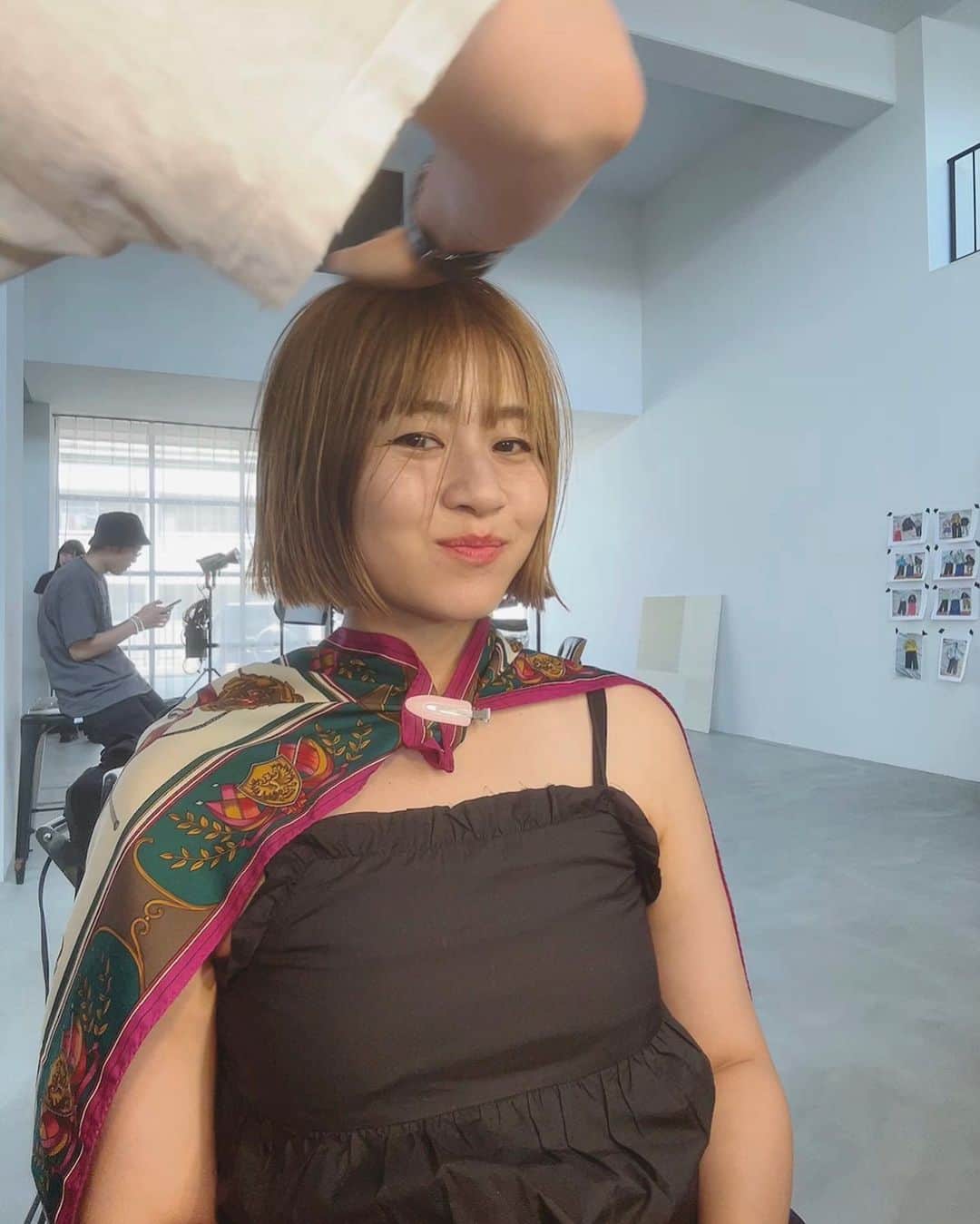 のインスタグラム：「そういえば最近前髪切ったんだけど、今日撮影の時にもう少し増やしました💇‍♀️ 梅雨の時期でウネウネ心配ですが、気分転換✌️🩷 わーい！！！　  今日のヘアメイクまっつんメイク可愛い🫶 @matsuno71 💄」
