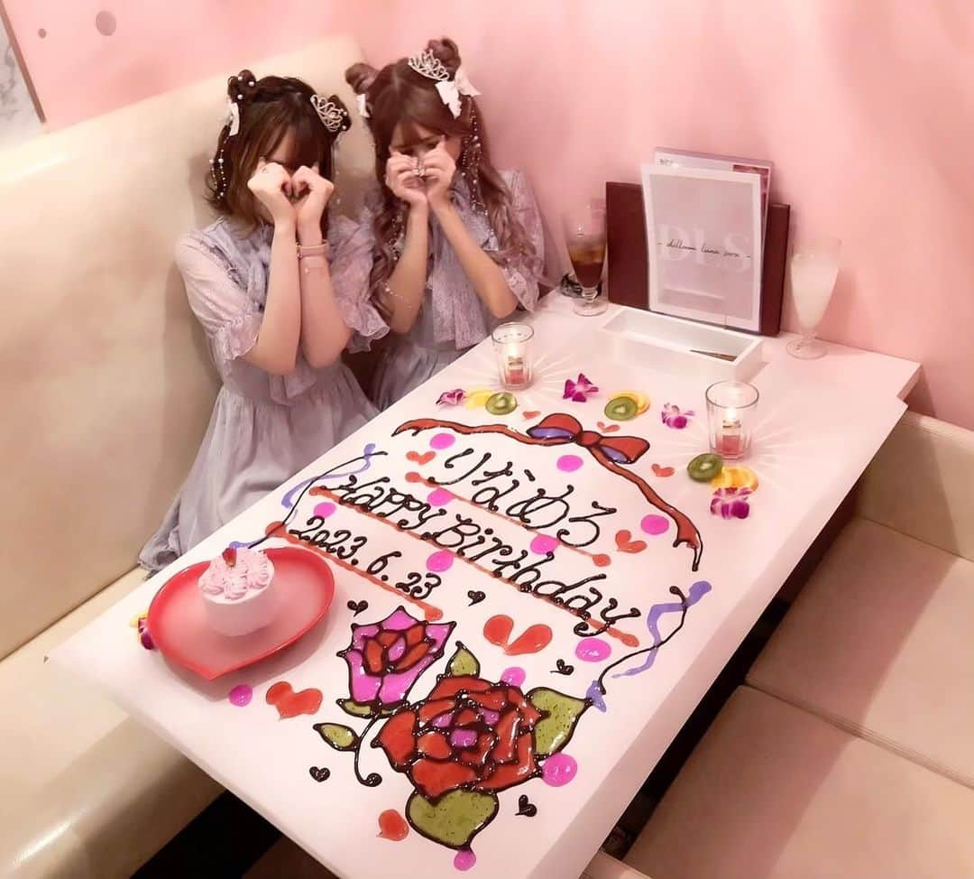 桜咲姫奈さんのインスタグラム写真 - (桜咲姫奈Instagram)「りさめろがお誕生日 お祝いしてくれたょ💖  毎年お互いのお誕生日 お祝いし合いっこ できてうれしー💓🥹 今年もありがとう💕💕 初めて行った場所で めちゃくちゃたのちかった💖  だいしゅき〜(*´ ˘ `*)💕💕  #お誕生日  #お誕生日会  #テーブルアート  #プリメロ」7月11日 20時05分 - himena_ousaki