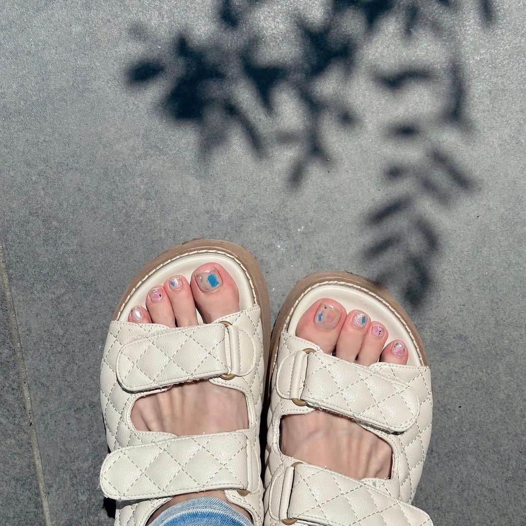松川星さんのインスタグラム写真 - (松川星Instagram)「⁡ 夏に向けてフットも可愛く🩴♡ たくさんサンダル履こう〜っと。」7月11日 20時06分 - akarin__rin