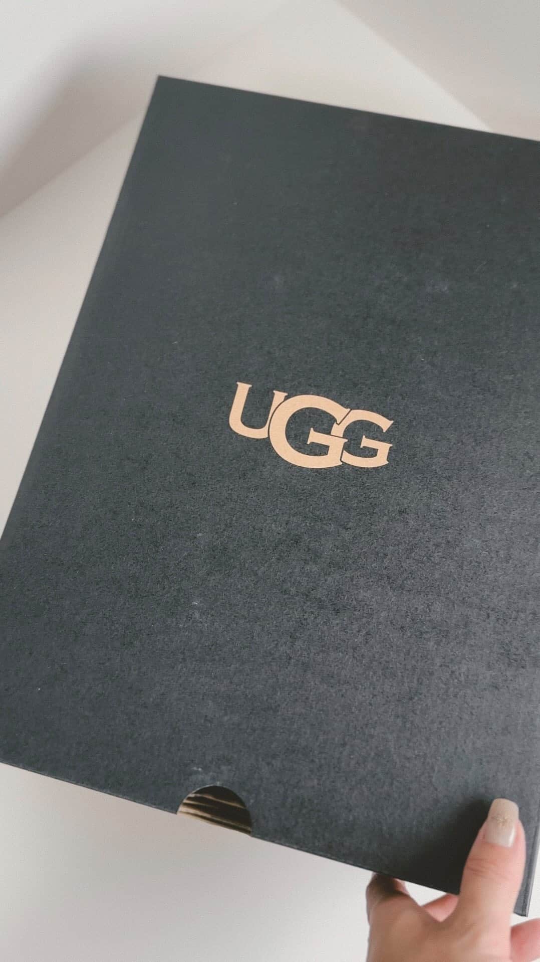suzuka noseのインスタグラム：「. 結婚8年の記念に @uggjapan のスニーカーをシミラールックで。 ボリュームのあるスタイリング主役スニーカーだけど 軽くて雲の上にいるみたいな履き心地。 大きめのスニーカーは脚が華奢に見えるから好き。  私は節目によく靴を贈るの。 長く共に履き続けていけたらなと思います👨🏽👩🏼  @uggjapan  #UggJapan #UGGギフト #pr」