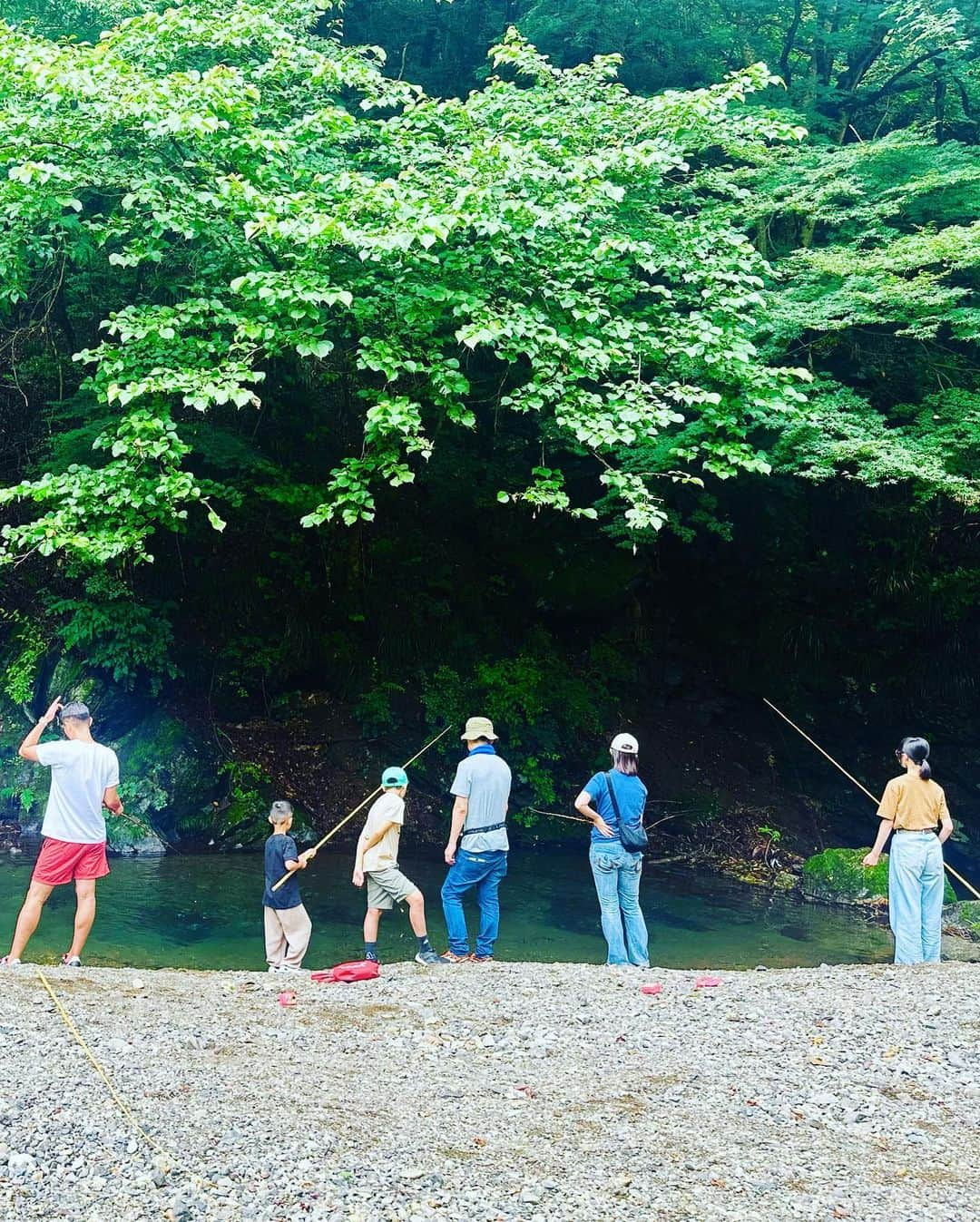 多嶋沙弥さんのインスタグラム写真 - (多嶋沙弥Instagram)「こんばんは😊 もう暑くて暑くて、夏休みをどうやって切り抜けようか… 私自身も子供達もバテないようほどほどにアクティブに過ごしたいなと思っています🌈 . 週末はひと足先に夏の思い出作りへ🚗 友人宅を訪ね、川遊びや釣り堀で大好きなお兄ちゃんにたっぷり遊んでもらった長男を筆頭に、 私も次男を抱えながらものびのびとリラックスさせていただきました🥰 . 1.川の清流に癒されながら、 2.ニジマスをたくさん釣ってとても嬉しそうな長男👦 . 3.いつも優しく温かく迎えてくださる友人家族🩷 . 4.マイナスイオン発生映像🌿 . 5.山を望み、ハーブガーデンの広がる素敵な友人宅にて、 6.ピザをリクエスト🍕以前もいただきましたが、やっぱりものすごく美味しかった🌷 . 7.ずーっとずっとお兄ちゃんの後ろをついて歩く長男🐣 座れば隣にぴったりくっついていても優しく迎え入れ、 ゲームにも息子のペースで付き合って褒めてくれるお兄ちゃんへの愛が一層深まる２日間でした👦 小学校では子供なりに人間関係でちょこちょこと悩みが尽きないみたいだけれど、 物事や人の悪い面にアンテナを張ってツツくのではなく、 優しさと寛容さを育みながら相手とコミュニケーションが取れる人間として成長して欲しいなと、改めて💓 . 8.次男、海に続いて川に着水するも変わらず無反応 . 9.ボードゲーム好きの我が家がこれを機にすっかりハマっているblokus🧩 . 10.ほろ酔いの大人たちが1日の締めに選んだゲーム🎀 なんでも真剣にやると楽しい🌸 . 自然に触れ、和やかに過ごしたので今週も頑張れそうです🥰 . それでは、また💋 . #shorttrip」7月11日 20時07分 - saya_tajima