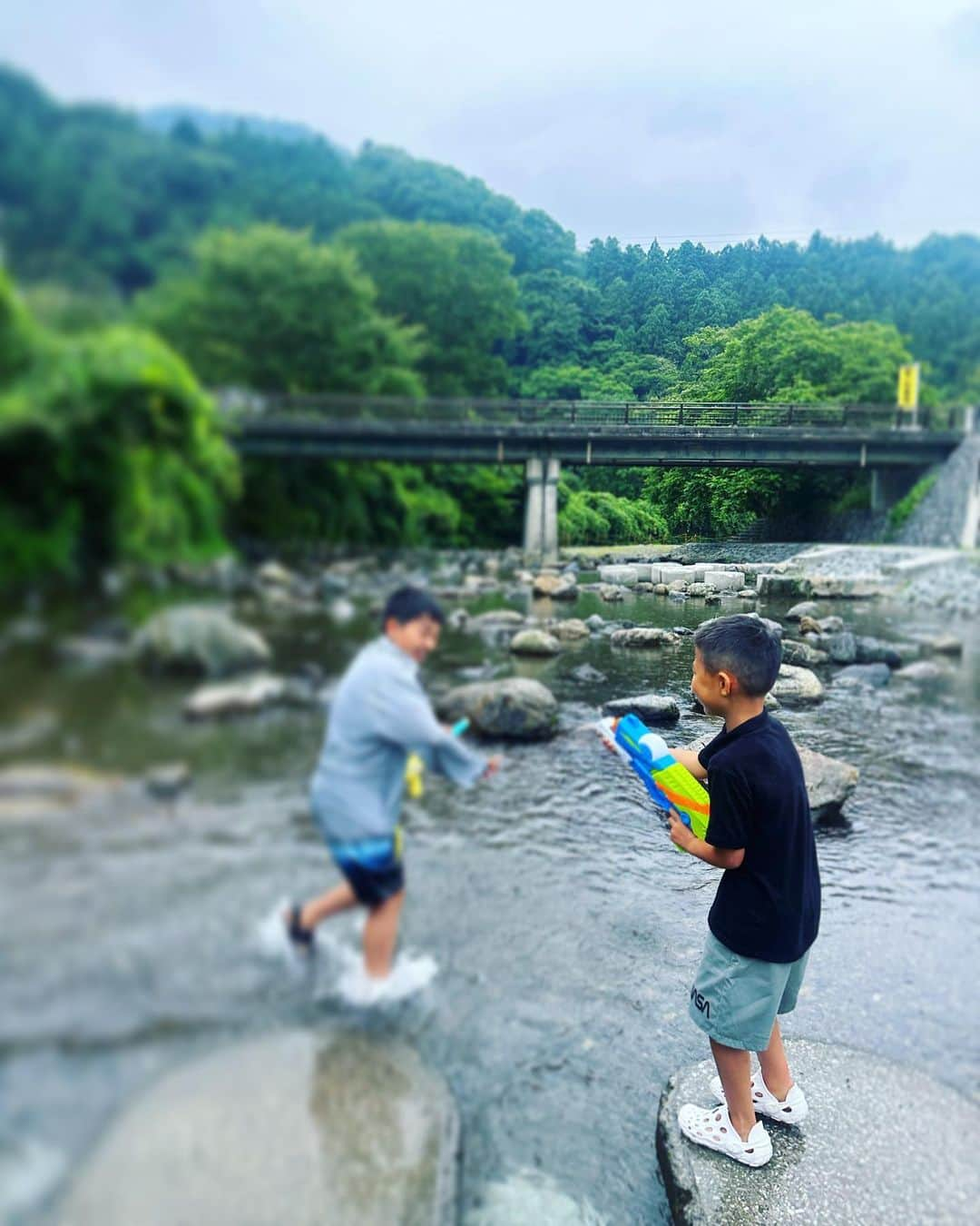 多嶋沙弥さんのインスタグラム写真 - (多嶋沙弥Instagram)「こんばんは😊 もう暑くて暑くて、夏休みをどうやって切り抜けようか… 私自身も子供達もバテないようほどほどにアクティブに過ごしたいなと思っています🌈 . 週末はひと足先に夏の思い出作りへ🚗 友人宅を訪ね、川遊びや釣り堀で大好きなお兄ちゃんにたっぷり遊んでもらった長男を筆頭に、 私も次男を抱えながらものびのびとリラックスさせていただきました🥰 . 1.川の清流に癒されながら、 2.ニジマスをたくさん釣ってとても嬉しそうな長男👦 . 3.いつも優しく温かく迎えてくださる友人家族🩷 . 4.マイナスイオン発生映像🌿 . 5.山を望み、ハーブガーデンの広がる素敵な友人宅にて、 6.ピザをリクエスト🍕以前もいただきましたが、やっぱりものすごく美味しかった🌷 . 7.ずーっとずっとお兄ちゃんの後ろをついて歩く長男🐣 座れば隣にぴったりくっついていても優しく迎え入れ、 ゲームにも息子のペースで付き合って褒めてくれるお兄ちゃんへの愛が一層深まる２日間でした👦 小学校では子供なりに人間関係でちょこちょこと悩みが尽きないみたいだけれど、 物事や人の悪い面にアンテナを張ってツツくのではなく、 優しさと寛容さを育みながら相手とコミュニケーションが取れる人間として成長して欲しいなと、改めて💓 . 8.次男、海に続いて川に着水するも変わらず無反応 . 9.ボードゲーム好きの我が家がこれを機にすっかりハマっているblokus🧩 . 10.ほろ酔いの大人たちが1日の締めに選んだゲーム🎀 なんでも真剣にやると楽しい🌸 . 自然に触れ、和やかに過ごしたので今週も頑張れそうです🥰 . それでは、また💋 . #shorttrip」7月11日 20時07分 - saya_tajima