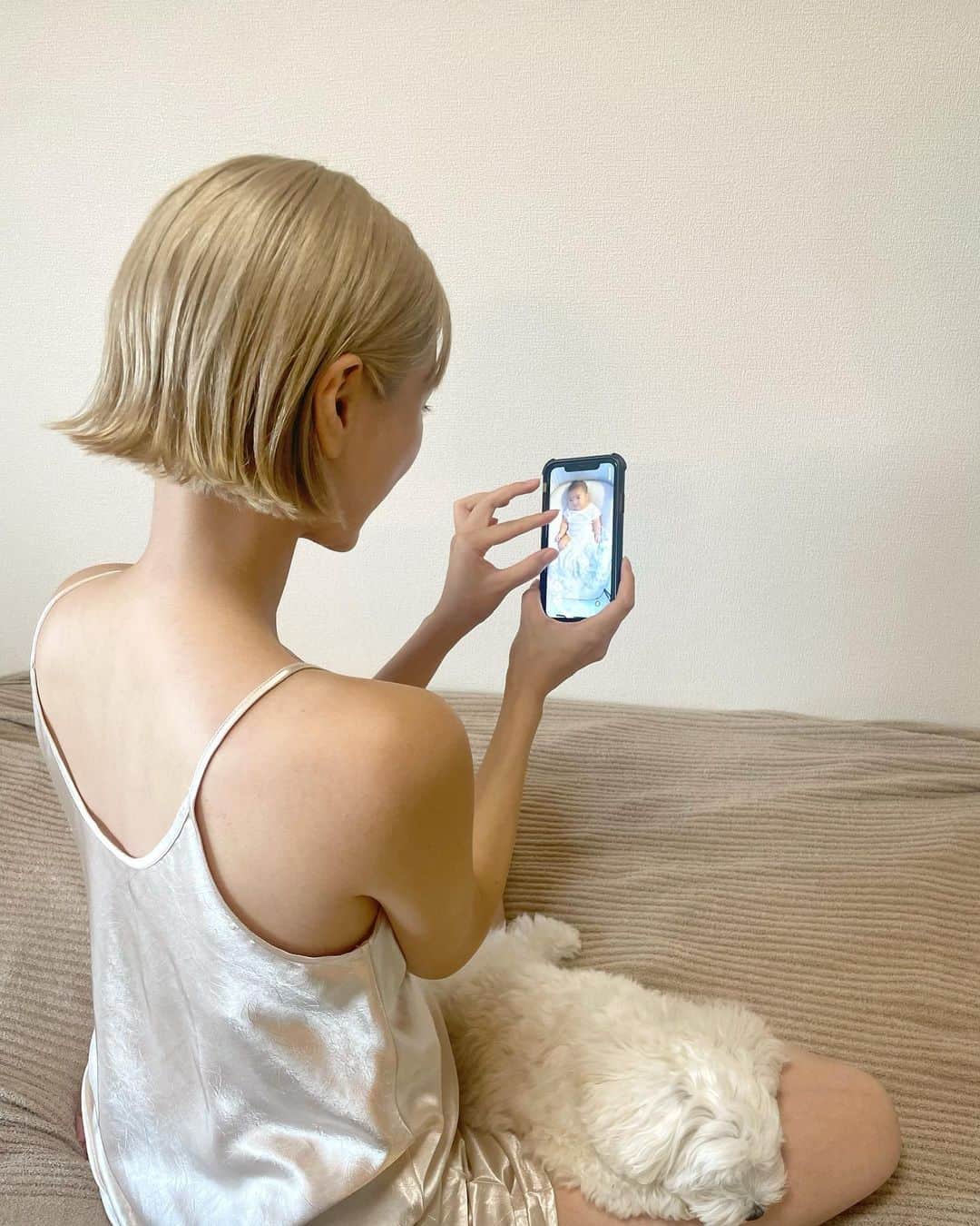 カナさんのインスタグラム写真 - (カナInstagram)「🍼PR・クーポンコードあり🧸  スマホで赤ちゃんの状態を知ることができて👶🏻 危険を感知したら通知をしてくれる ベビーモニター @cuboai_japan 🐣  四六時中赤ちゃんを自分の目で見てないと 不安や心配でいっぱいになってたけど、 これのおかげで 睡眠時間や自分時間を増やすことができるようになって 心にも余裕ができたり優しくなれたりして みんなHAPPYになったよ🫶🏻  録画機能がついてるから、 起きた時間や寝た時間を確認できて 毎日の睡眠時間の記録にも大助かりしてるよ🛌🤍  室温や湿度が高すぎる・低すぎるときに教えてくれたり 睡眠時間を分析してくれたり💤 オルゴール音や子守唄もかけてくれるの🌈  高機能なベビーシッターさんだよ🫱🏻‍🫲🏽  モニターは高性能、高画質で 明るいときはもちろん、真っ暗な状態でも 表情がわかるくらい映像がとっても綺麗✨  心を楽に、幸せな気持ちにしてくれる、 本当におすすめしたいベビーグッズだよ🥰 (気になる方は @cuboai_japan  を見てみてくださいね）  クーポンコード:KANA2023 (フォロワー様専用の1500円 割引クーポンコード、公式サイトにてのみ有効) URL  https://bit.ly/423t4uj とってもお得なのでぜひ使ってね！ プレゼントにも喜ばれると思います💝  #cuboaiスマートベビーモニター #cuboai赤ちゃんねんね見守りセット #cuboaiベビーセンサーパッド #cuboaiのある生活 #cuboai #男の子ママ #新生児 #新米ママ」7月11日 20時07分 - _kana627_