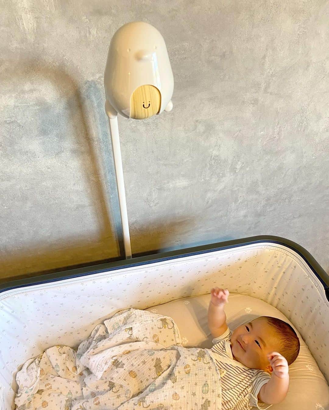 カナさんのインスタグラム写真 - (カナInstagram)「🍼PR・クーポンコードあり🧸  スマホで赤ちゃんの状態を知ることができて👶🏻 危険を感知したら通知をしてくれる ベビーモニター @cuboai_japan 🐣  四六時中赤ちゃんを自分の目で見てないと 不安や心配でいっぱいになってたけど、 これのおかげで 睡眠時間や自分時間を増やすことができるようになって 心にも余裕ができたり優しくなれたりして みんなHAPPYになったよ🫶🏻  録画機能がついてるから、 起きた時間や寝た時間を確認できて 毎日の睡眠時間の記録にも大助かりしてるよ🛌🤍  室温や湿度が高すぎる・低すぎるときに教えてくれたり 睡眠時間を分析してくれたり💤 オルゴール音や子守唄もかけてくれるの🌈  高機能なベビーシッターさんだよ🫱🏻‍🫲🏽  モニターは高性能、高画質で 明るいときはもちろん、真っ暗な状態でも 表情がわかるくらい映像がとっても綺麗✨  心を楽に、幸せな気持ちにしてくれる、 本当におすすめしたいベビーグッズだよ🥰 (気になる方は @cuboai_japan  を見てみてくださいね）  クーポンコード:KANA2023 (フォロワー様専用の1500円 割引クーポンコード、公式サイトにてのみ有効) URL  https://bit.ly/423t4uj とってもお得なのでぜひ使ってね！ プレゼントにも喜ばれると思います💝  #cuboaiスマートベビーモニター #cuboai赤ちゃんねんね見守りセット #cuboaiベビーセンサーパッド #cuboaiのある生活 #cuboai #男の子ママ #新生児 #新米ママ」7月11日 20時07分 - _kana627_