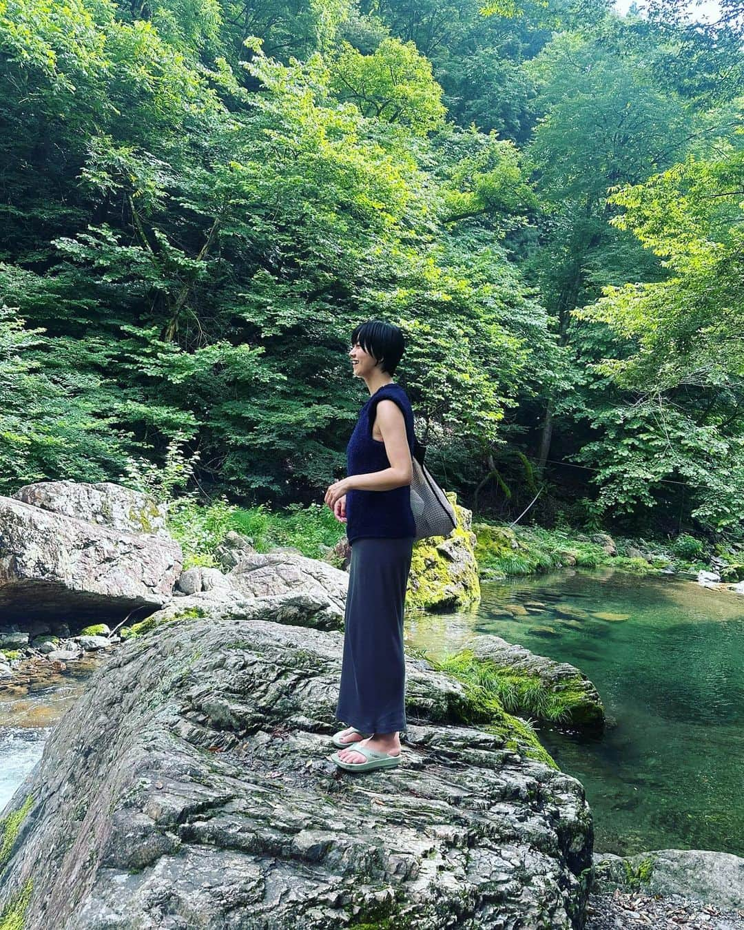 多嶋沙弥のインスタグラム：「こんばんは😊 もう暑くて暑くて、夏休みをどうやって切り抜けようか… 私自身も子供達もバテないようほどほどにアクティブに過ごしたいなと思っています🌈 . 週末はひと足先に夏の思い出作りへ🚗 友人宅を訪ね、川遊びや釣り堀で大好きなお兄ちゃんにたっぷり遊んでもらった長男を筆頭に、 私も次男を抱えながらものびのびとリラックスさせていただきました🥰 . 1.川の清流に癒されながら、 2.ニジマスをたくさん釣ってとても嬉しそうな長男👦 . 3.いつも優しく温かく迎えてくださる友人家族🩷 . 4.マイナスイオン発生映像🌿 . 5.山を望み、ハーブガーデンの広がる素敵な友人宅にて、 6.ピザをリクエスト🍕以前もいただきましたが、やっぱりものすごく美味しかった🌷 . 7.ずーっとずっとお兄ちゃんの後ろをついて歩く長男🐣 座れば隣にぴったりくっついていても優しく迎え入れ、 ゲームにも息子のペースで付き合って褒めてくれるお兄ちゃんへの愛が一層深まる２日間でした👦 小学校では子供なりに人間関係でちょこちょこと悩みが尽きないみたいだけれど、 物事や人の悪い面にアンテナを張ってツツくのではなく、 優しさと寛容さを育みながら相手とコミュニケーションが取れる人間として成長して欲しいなと、改めて💓 . 8.次男、海に続いて川に着水するも変わらず無反応 . 9.ボードゲーム好きの我が家がこれを機にすっかりハマっているblokus🧩 . 10.ほろ酔いの大人たちが1日の締めに選んだゲーム🎀 なんでも真剣にやると楽しい🌸 . 自然に触れ、和やかに過ごしたので今週も頑張れそうです🥰 . それでは、また💋 . #shorttrip」